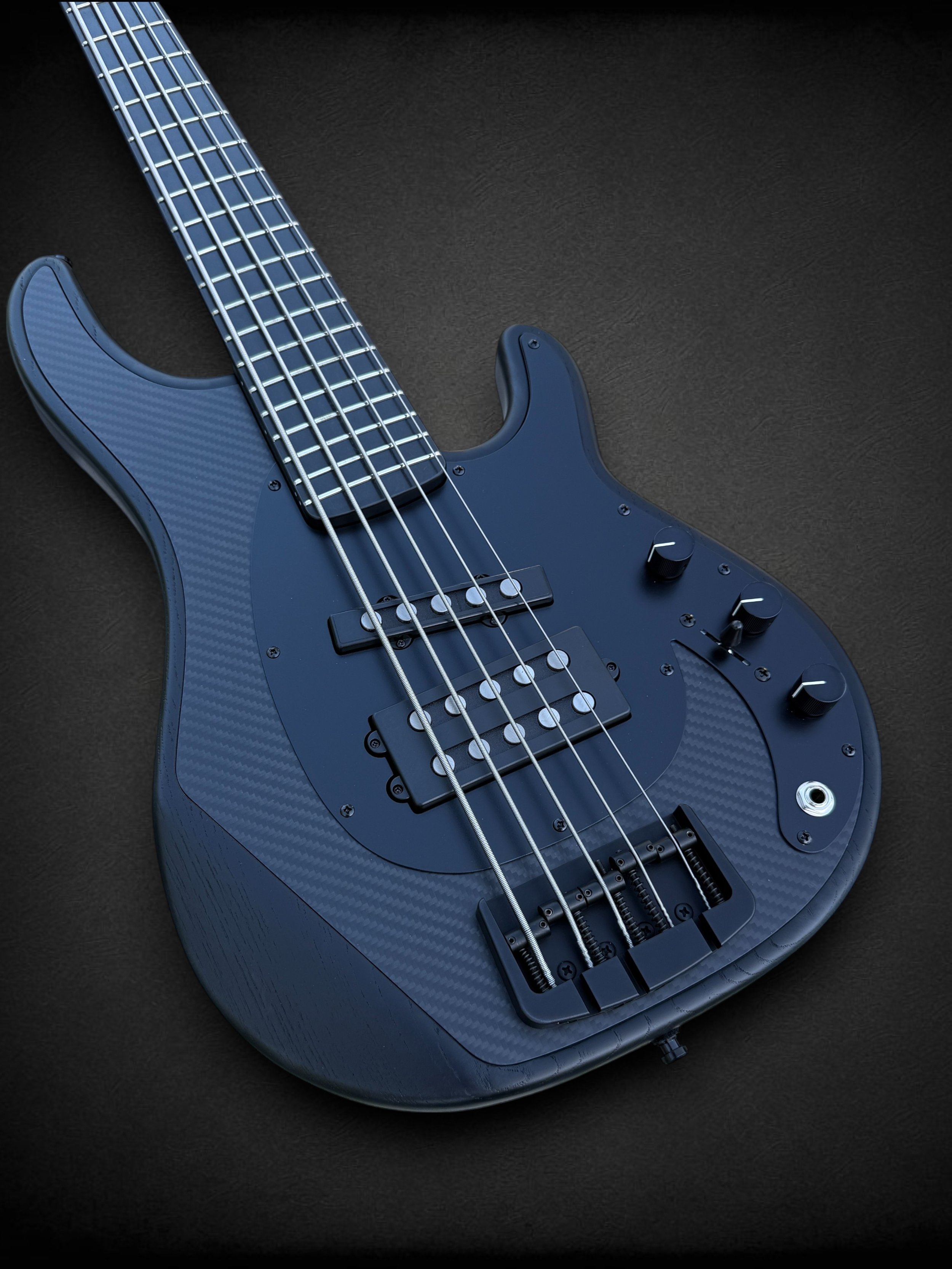 Alusonic Django 5 Deluxe Carbon FRONT TILTED L-Photoroom.jpg
