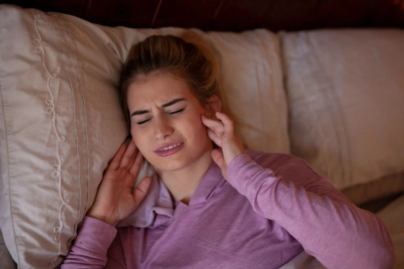 woman experiencing tmj jaw pain