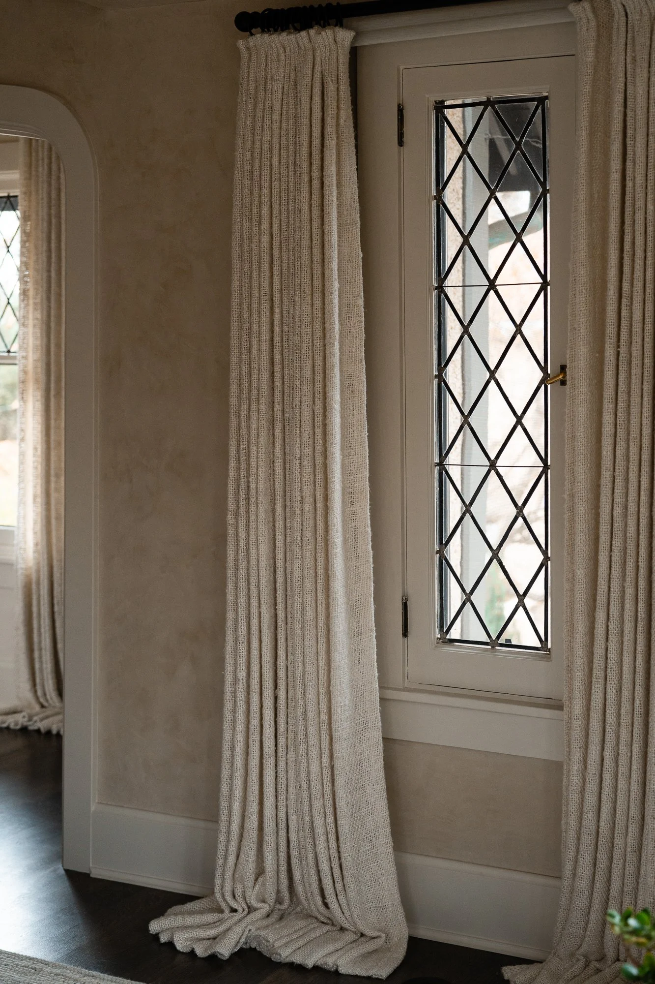 Studio Thomas timeless bespoke interior architecture no 026 great room venetian plaster walls custom drapery