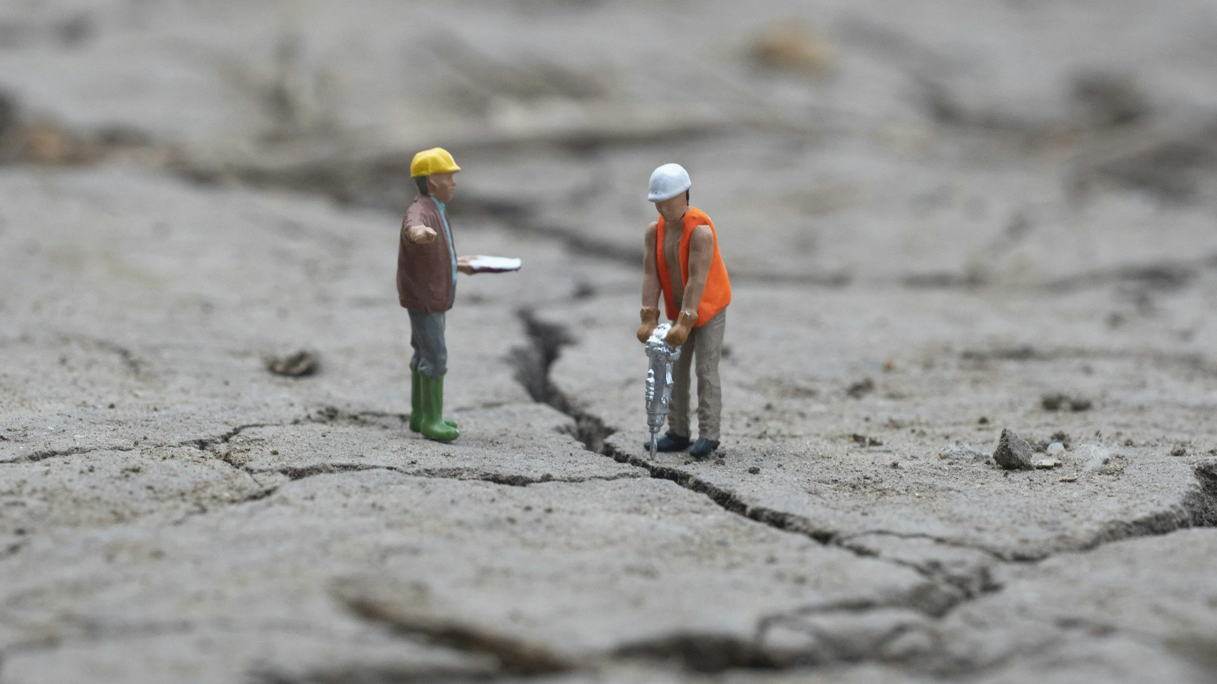 Delay expert talking with construction worker about negative float