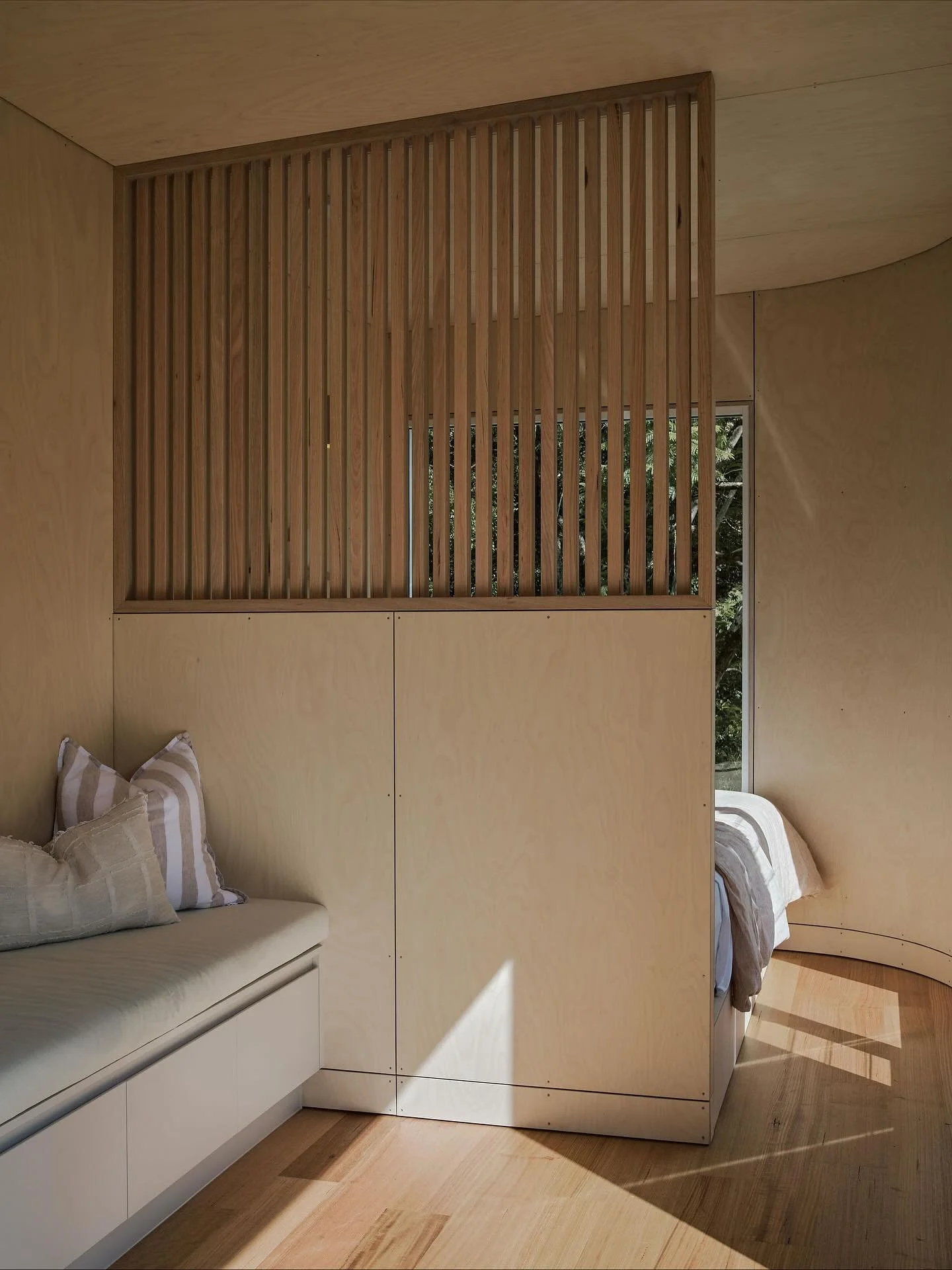 The beauty of Tasmanian Oak speaks for itself 😍 we like to incorporate natural timber in all our tiny homes. Custom shelves, screens, wardrobes&hellip;there is no limit.
.
.
.
#slowliving #minimalliving #tinyhouse #tinyhome #tinyhomes #tinyhouselivi