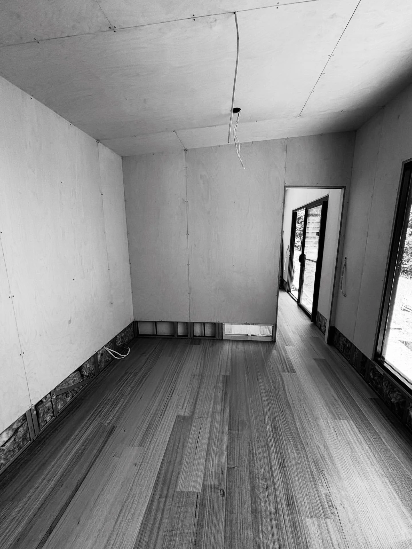 Build update. Birch Ply walls and ceiling up and Tasmanian Oak flooring down. Heading into a busy last week before handover 🙌🏼 
.
.
.
#tinyhousebuild #tinyhousedesign #tinyhousesonwheels #tinyhomeonwheels #tinyhome #tinyhomeliving #cabinlove #cabin