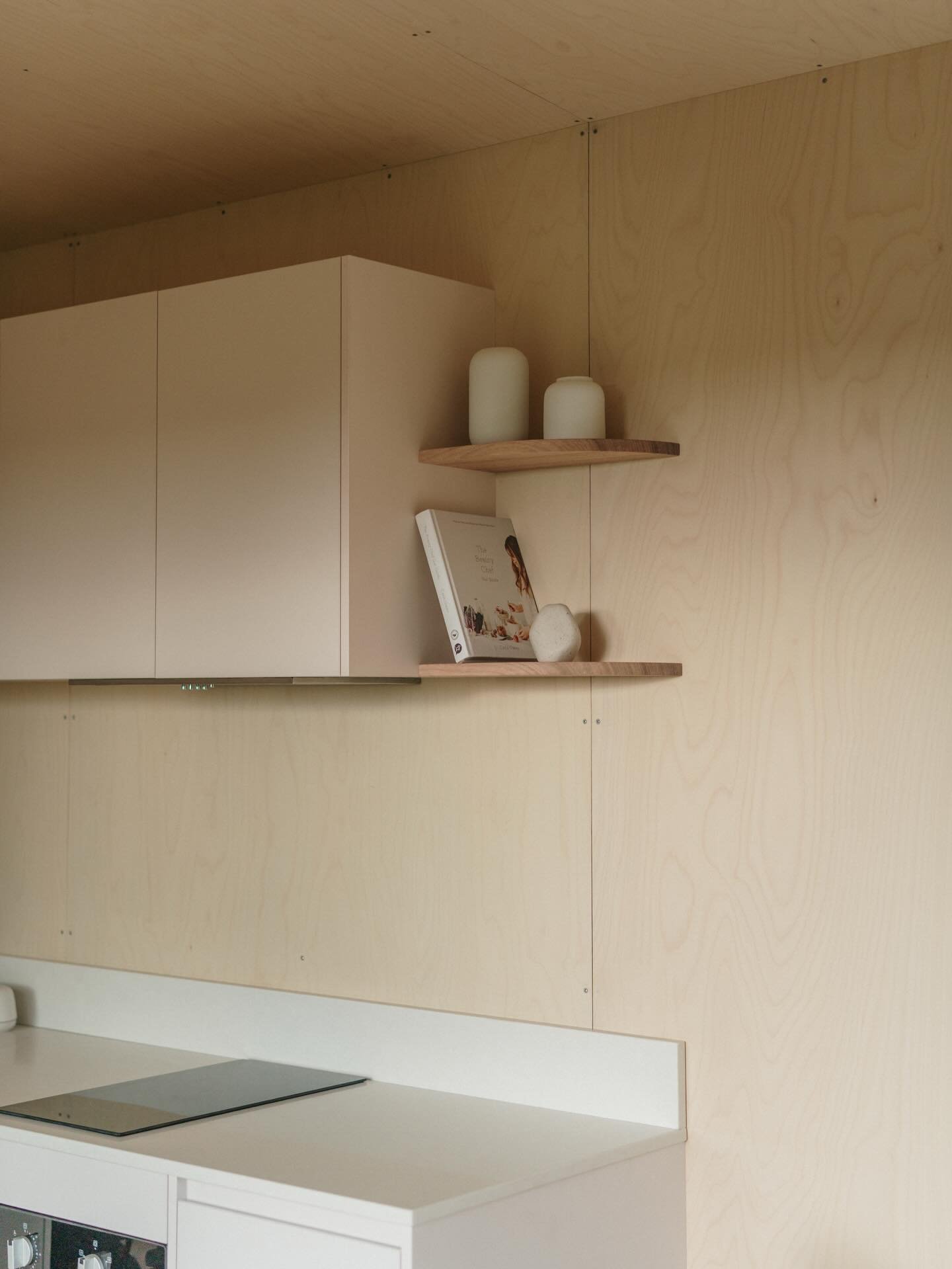 The interiors of Hive House inviting guests to stay and get comfortable. Custom designed and built. 
.
Photography / @knotwoodaustralia