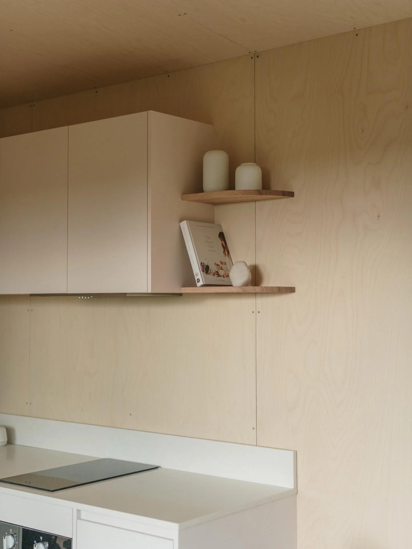 The interiors of Hive House inviting guests to stay and get comfortable. Custom designed and built. 
.
Photography / @knotwoodaustralia