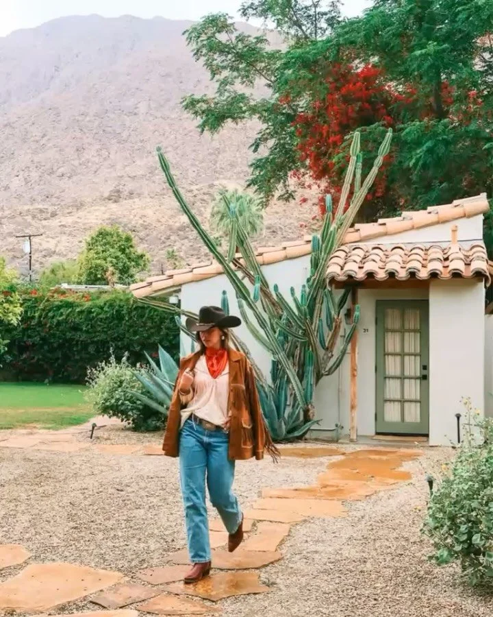 With 𝐒𝐭𝐚𝐠𝐞𝐜𝐨𝐚𝐜𝐡 kicking off today, the best desert moments don&rsquo;t have to exclusively be on the festival grounds. 🌵🎡

Tucked away 𝐢𝐧𝐬𝐢𝐝𝐞 𝐏𝐚𝐥𝐦 𝐒𝐩𝐫𝐢𝐧𝐠𝐬&rsquo; 𝐨𝐥𝐝𝐞𝐬𝐭 𝐨𝐩𝐞𝐫𝐚𝐭𝐢𝐧𝐠 𝐡𝐨𝐭𝐞𝐥 𝐥𝐢𝐯𝐞𝐬 𝐇𝐚?