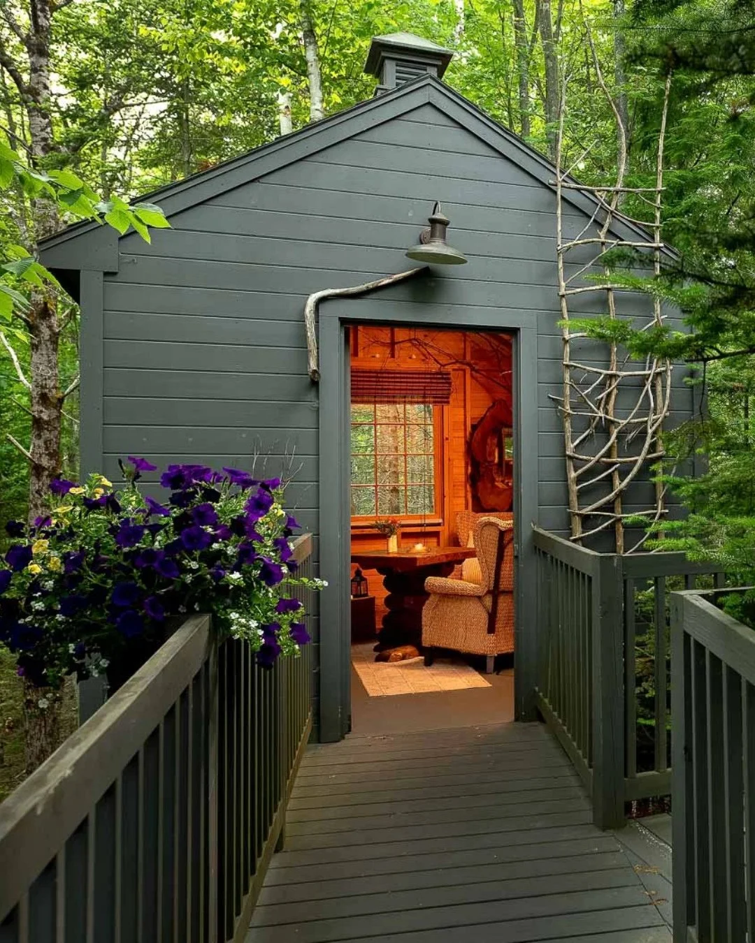 Autumn has arrived along the Maine coast, bringing crisp coastal air, vibrant foliage, and all the charm of a quintessential New England fall.⁠
⁠
Planning a seasonal escape this fall? Add these MCPR favorites to your itinerary for a quintessential le