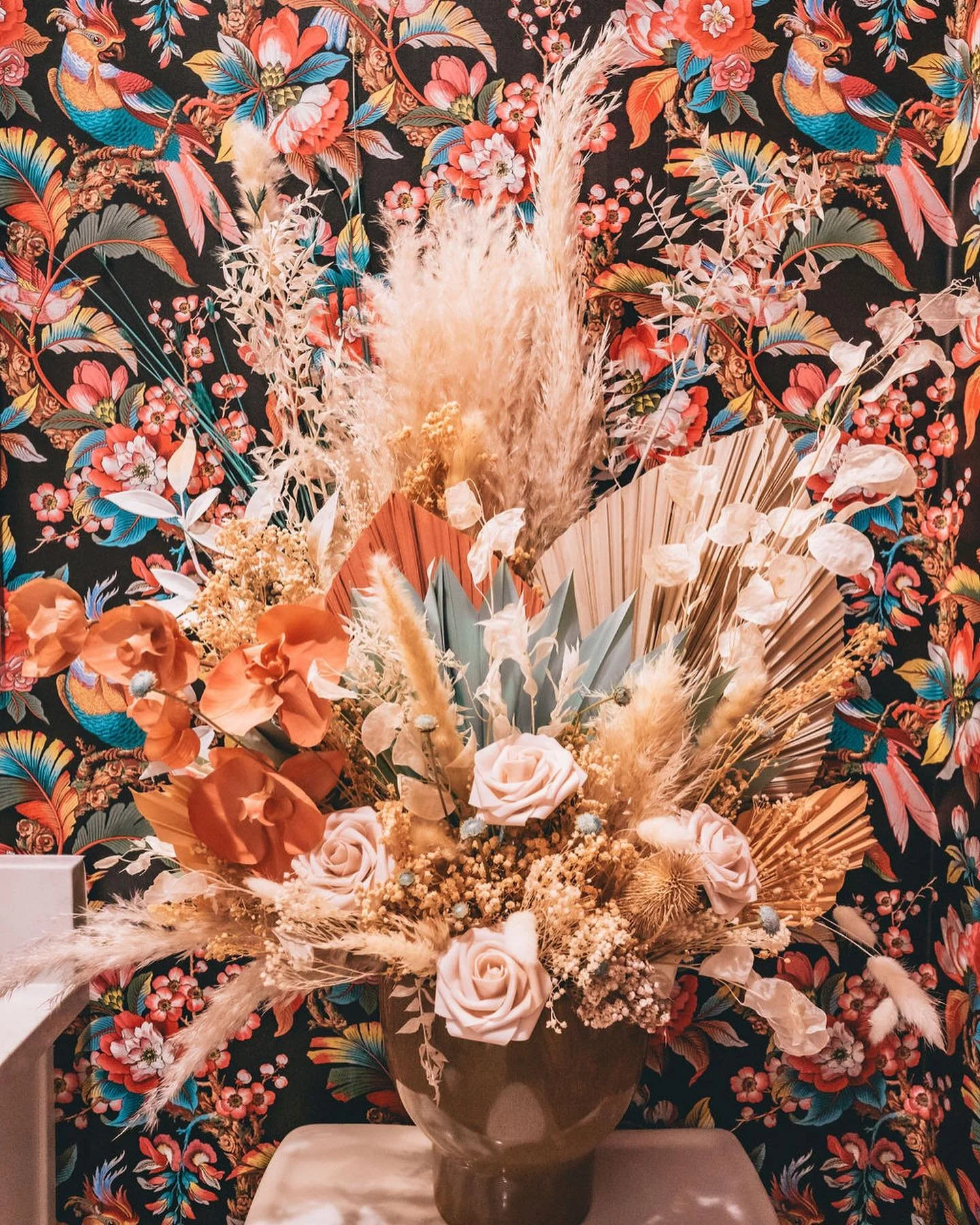 BOLD, WHIMSICAL, EXPRESSIVE. 💐

We adore utilizing the forever-beautiful, deeply evocative dried flower arrangements of @designtheoryevents by Yariela Perez in site-specific interior design treatments. 

These one-of-a-kind, sustainable pieces are t