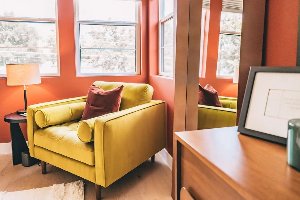 CHARTREUSE &amp; BRICK. 🎨

Embracing daring color contrasts is a simple, effective way to enliven and embolden any space.

Here, we juxtaposed a velvet MCM-inspired armchair in a stunning chartreuse hue against an intrepid, earthen brick wall color.