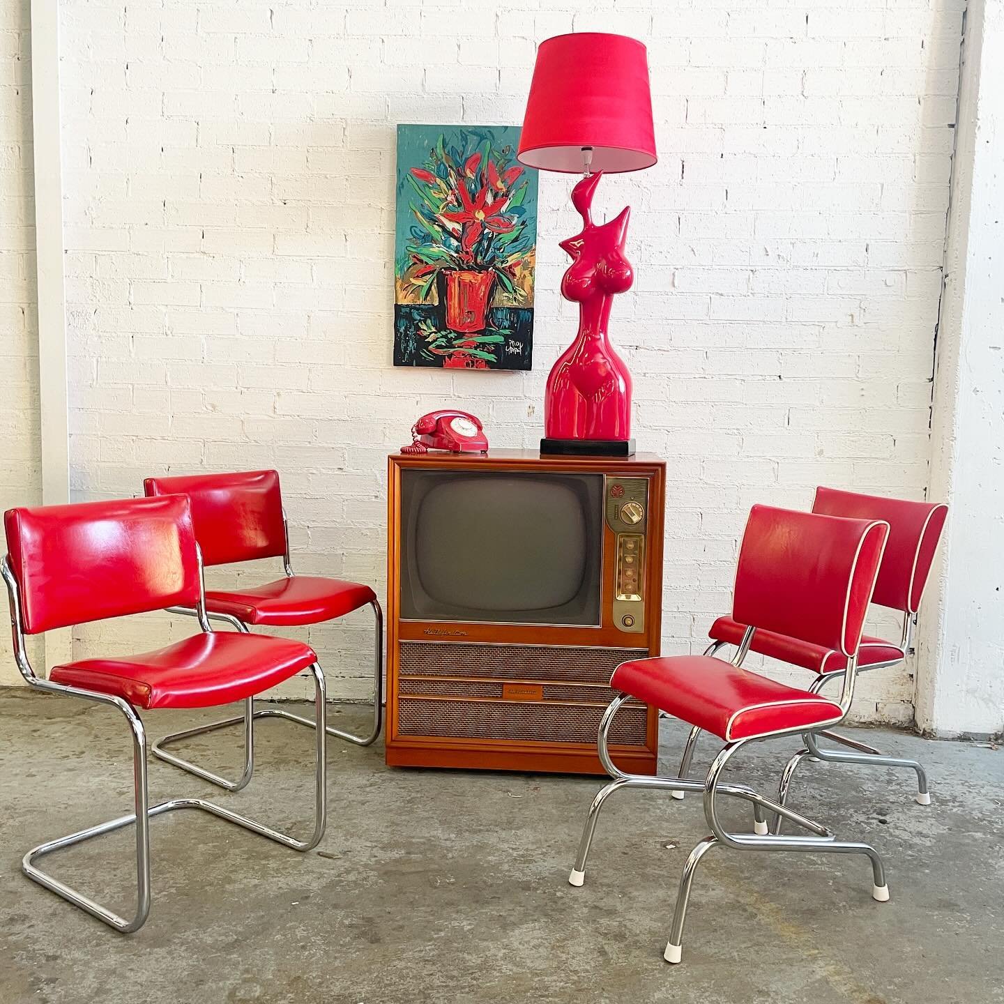 Need a little red? We have it all here at Mitchell Road Antique and Design Centre.
Call 0418160727

#red #chairs #retro #design #art #tv #tvs #50s #phones #dialphone #sidetables #chilli #lampshade