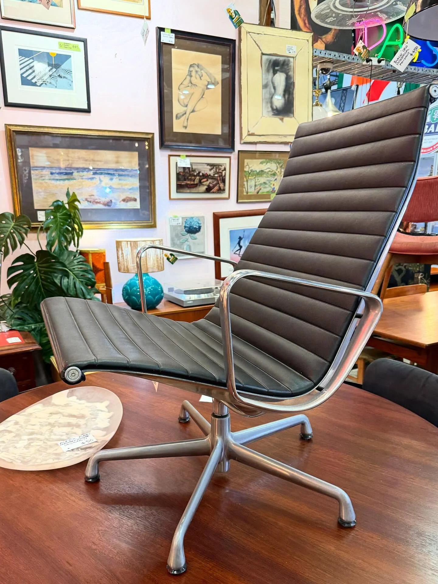 Warm Thursday afternoon&hellip;.:step on in away from the heat and find some cool gifts 🎁 
Open 7 days 
10am-6pm 

#thursday #warm #december #giftideas #furniture #lamps #lights #vintage #clothing #fun #art