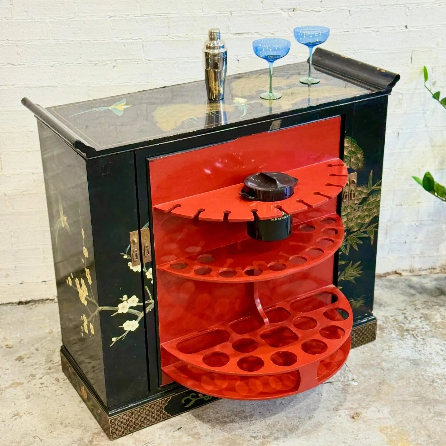 💫Ready to Sleigh your hosting game? 
From retro sparkle to mid century magic, we&rsquo;ve got the goodies to make Xmas unforgettable 💫

⭐️ Find your next treasure here ⭐️

Mitchell Road Antique &amp; Design
🕰 Open Every Day | 10 AM &ndash; 6 PM
📍