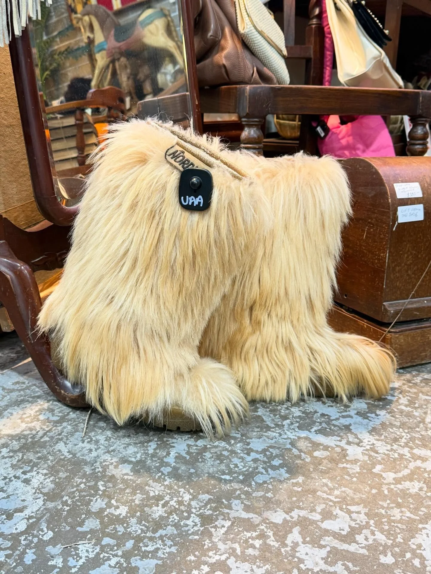 Run don&rsquo;t walk.. into Mitchell Road Antiques and Design Centre to pick up some unique finds this week 🏃🏃&zwj;♀️

🛍️ Come see us 10am-6pm every(EVERY)day! 🥳

⭐️ Find your next treasure here ⭐️

Mitchell Road Antique &amp; Design
🕰 Open Ever