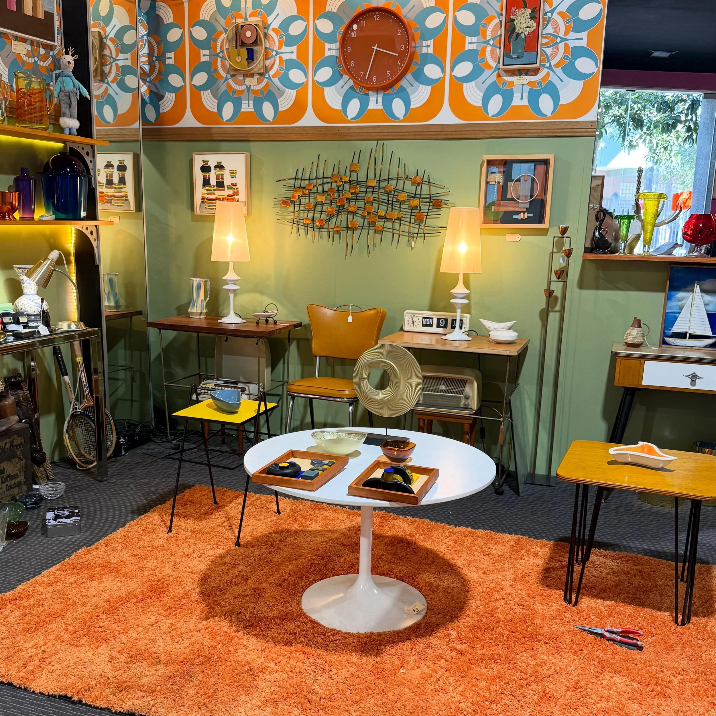 Friday is great for some vintage shopping&hellip;.. before the weekend rush 
Open 7days 
10am - 6pm 
Phone 0418160727 

#friday #vintageshopping  #art #retro #lamps