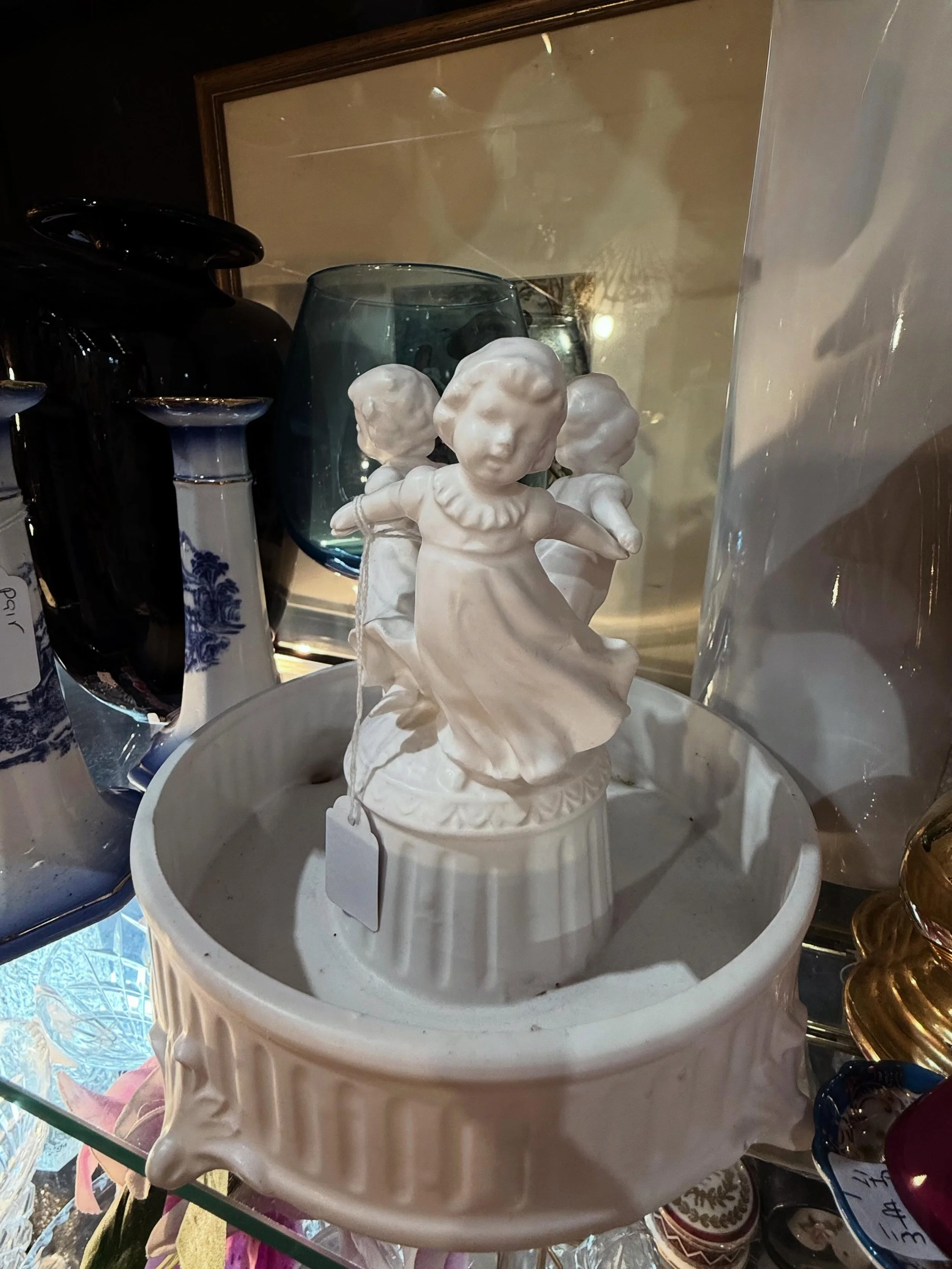 Mitchell Road Antique &amp; Design Centre

 🗿🎲🧳 New treasures arriving daily!

🕰 Open Every Day | 10am &ndash; 6pm
📱 0418 160 727
📍 17 Bourke Road, Alexandria, NSW

🛒 Great shopping experience 🛍️
🚙🅿️ Parking on site 
🐶 Dog friendly busines