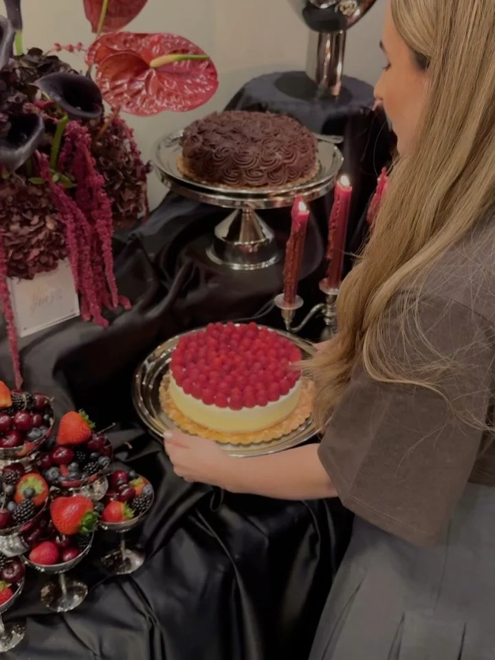 Thinking about this night back in November, celebrating @lilghodsian&rsquo;s 40th birthday and the unveiling of her beautiful, moving work at @sinaiakiba.

The table was guided by the palette of Lillian&rsquo;s art. But once the night begun and I had