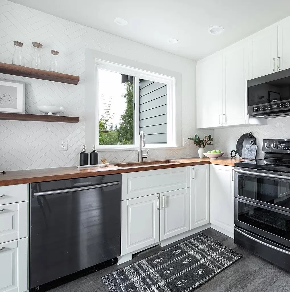 07e1a14c7085fd496e9cb17a8bee4b7b-uncropped_scaled_within_1536_1152 copy2.jpg