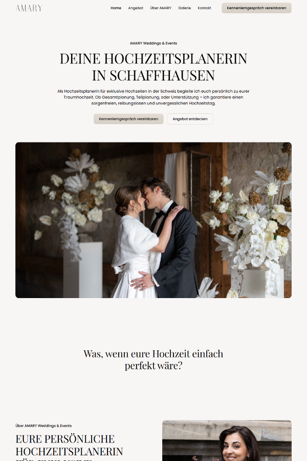 Webseite einer Hochzeitsplanerin in Schaffhausen mit einem Bild eines Brautpaares während der Zeremonie, umgeben von weißen Blumen.