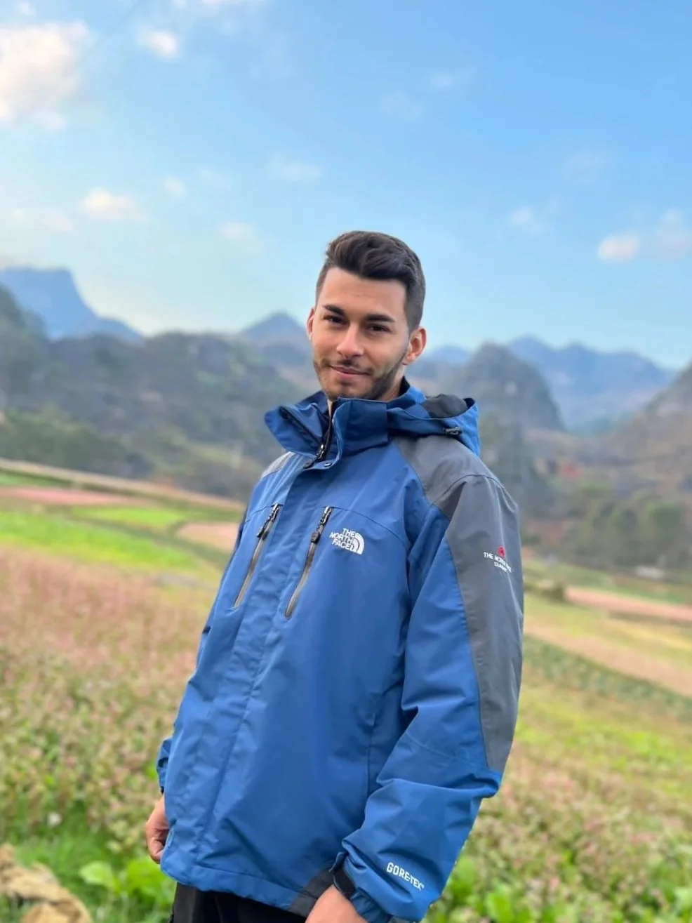 Philipp Zimmermann, Squarespace Webdesigner aus Schaffhausen in einer bergigen Landschaft, grüne Felder im Hintergrund.