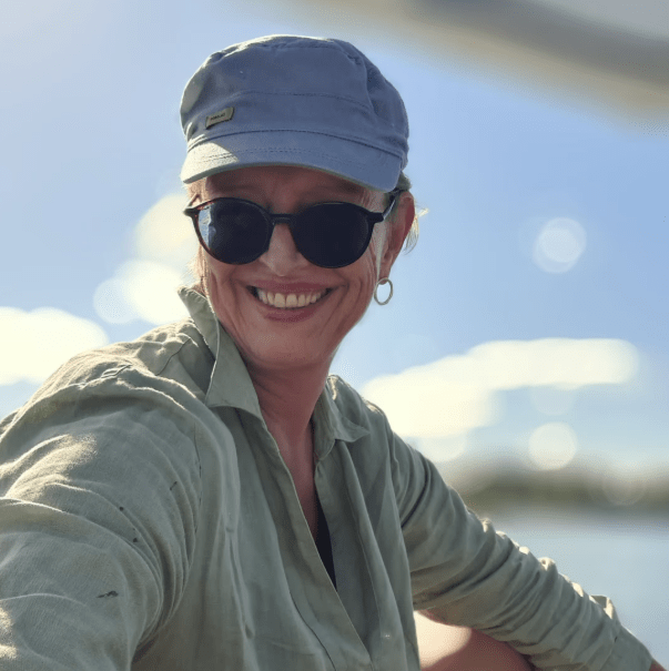 Iris Henze Inhaberin von Summa Verba mit einer Sonnenbrille und einem Hut