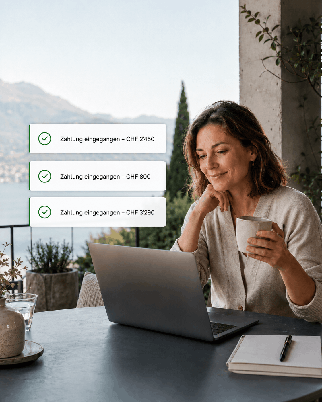 Unternehmerin aus der Schweiz mit einem Kaffee in der Hand, glücklich da Anfragen reinkommen über die neue professionelle Squarespace Webseite