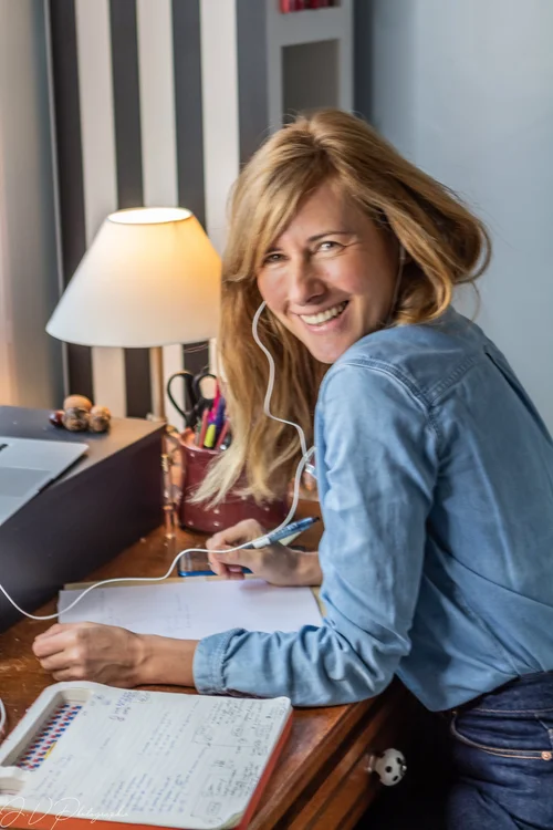 Violaine souriante à son bureau
