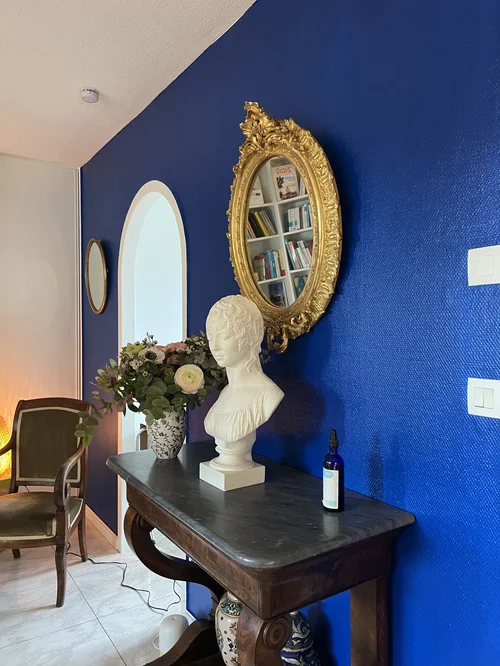 Le cabinet, mur bleu et miroir doré