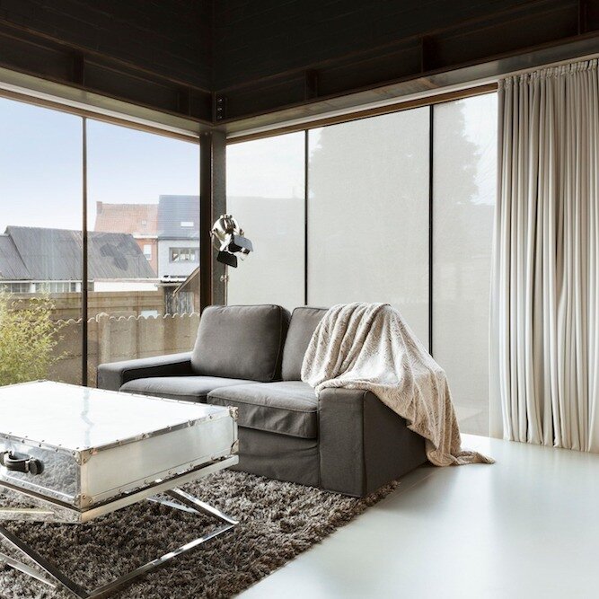 People in glass houses&hellip;.🪟☀️🥵
Tired of UK low season sun destroying expensive fabrics, textiles, and wall finishes? Need to balance harsh light to make it fully functional and beautiful? We can install Squid. A sophisticated modern substrate 