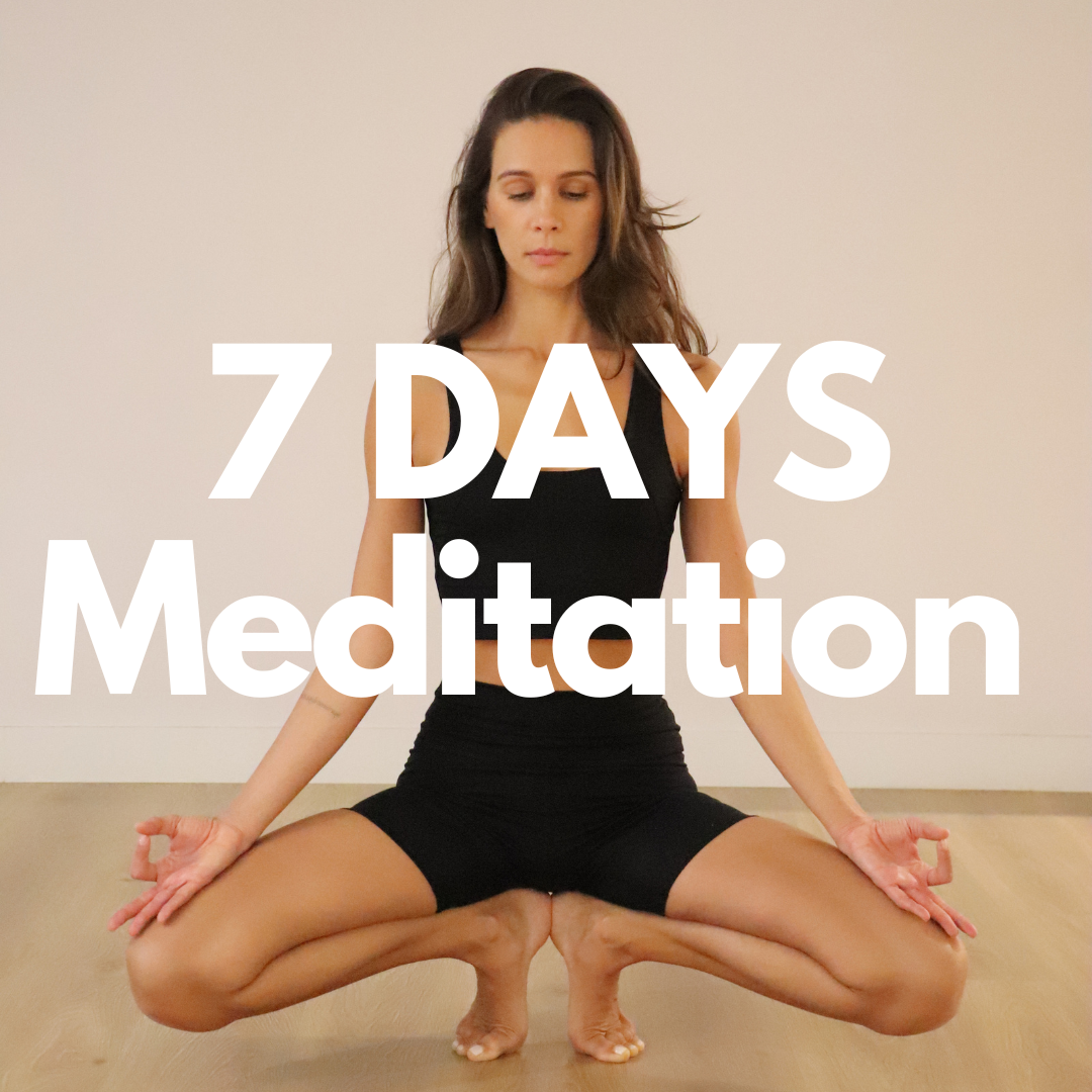 Mulher fazendo meditação na posição de lótus, sentada no chão com olhos fechados, roupas pretas, parede branca ao fundo, texto em destaque '7 DIAS meditação'.