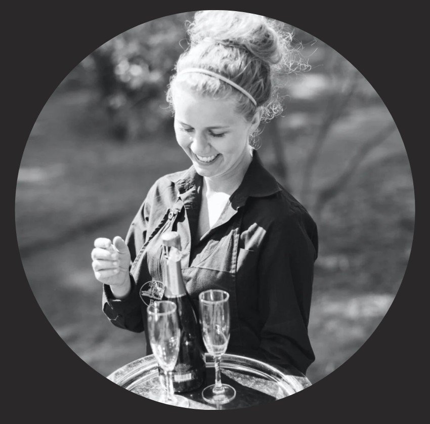 Bilde av servitøren på Eckbo - portfolio Monica Sæther