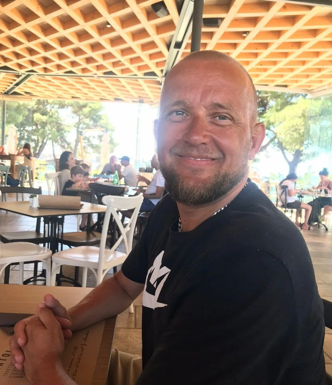 HURRA! 🥳🐶 I dag har selveste Hundehviskeren bursdag! 🎂🎈 Grattis med dagen! 🎉🐾💛⁠
⁠
#Hundehviskeren #GratulererMedDagen #Bursdag #Hurra #Hundeliv #NorskHundehvisker #Hundeglede #DogTrainer #Hundetrener #Bestevenn #Pawsome #HappyBirthday #DogLove