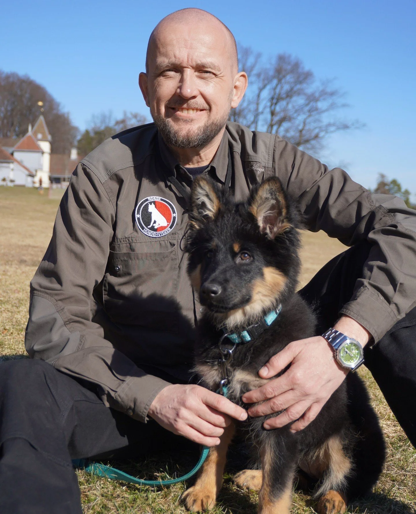 Det er koselig med valp&hellip; helt til det ikke er det lenger 🐶💔⁠
Sm&aring; tenner, uhell inne, piping og kaos kan gj&oslash;re hvem som helst usikker.⁠
⁠
Du gj&oslash;r ikke noe galt &ndash; du trenger bare riktig veiledning 💛⁠
Med Valpeguiden 