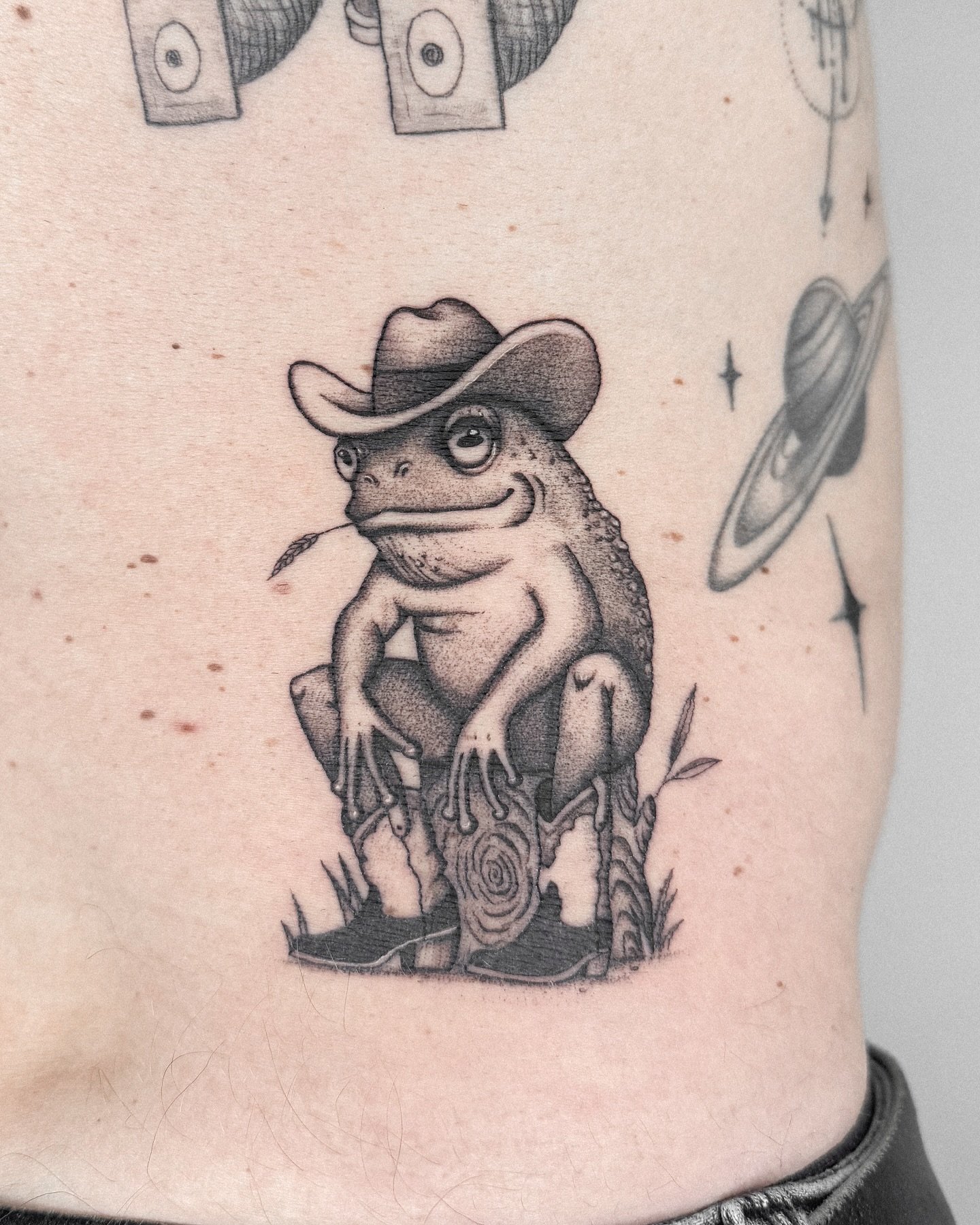 Yeehaw 🤠 
My bookings are open and I would love to do more like this one 🐸
.
.
.
.
.
.
#frogtattoo #toadtattoo #cutetattoos #blackworktattooartist #illustrativetattoo #dotworktattoo #flashworker #tattoostyle #amsterdamtattoo #haarlem #ignoranttatto