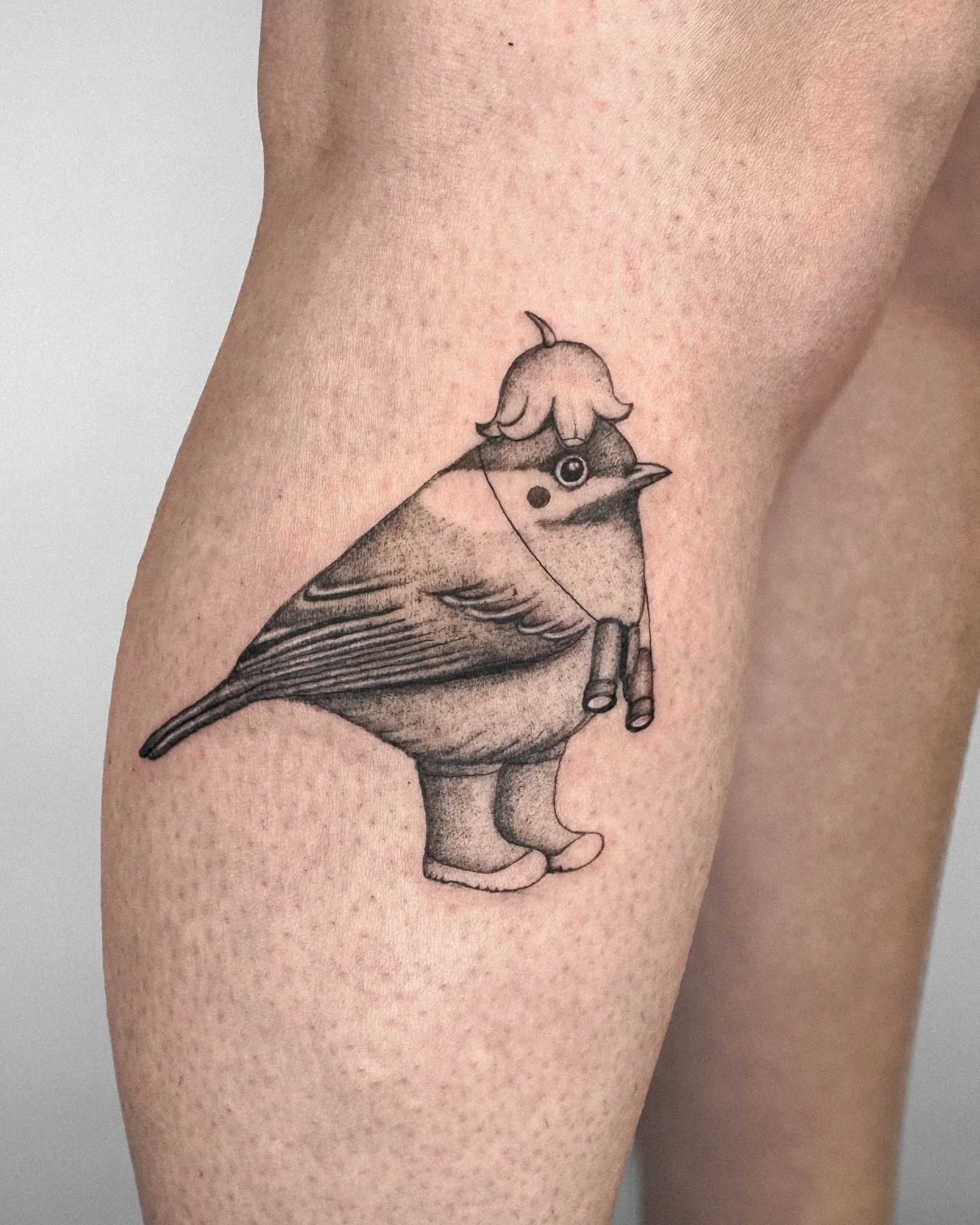 Made the cutest lil bird with binoculars for a very nice lady a while ago. I would love to do more birds 🐦💕 Send your ideas to: whiskeyandcreamtattoo@gmail.com Nothing is too crazy 👀
.
.
.
.
.
.
#birdtattoos #birdtattoodesign #cutetattooideas #sur