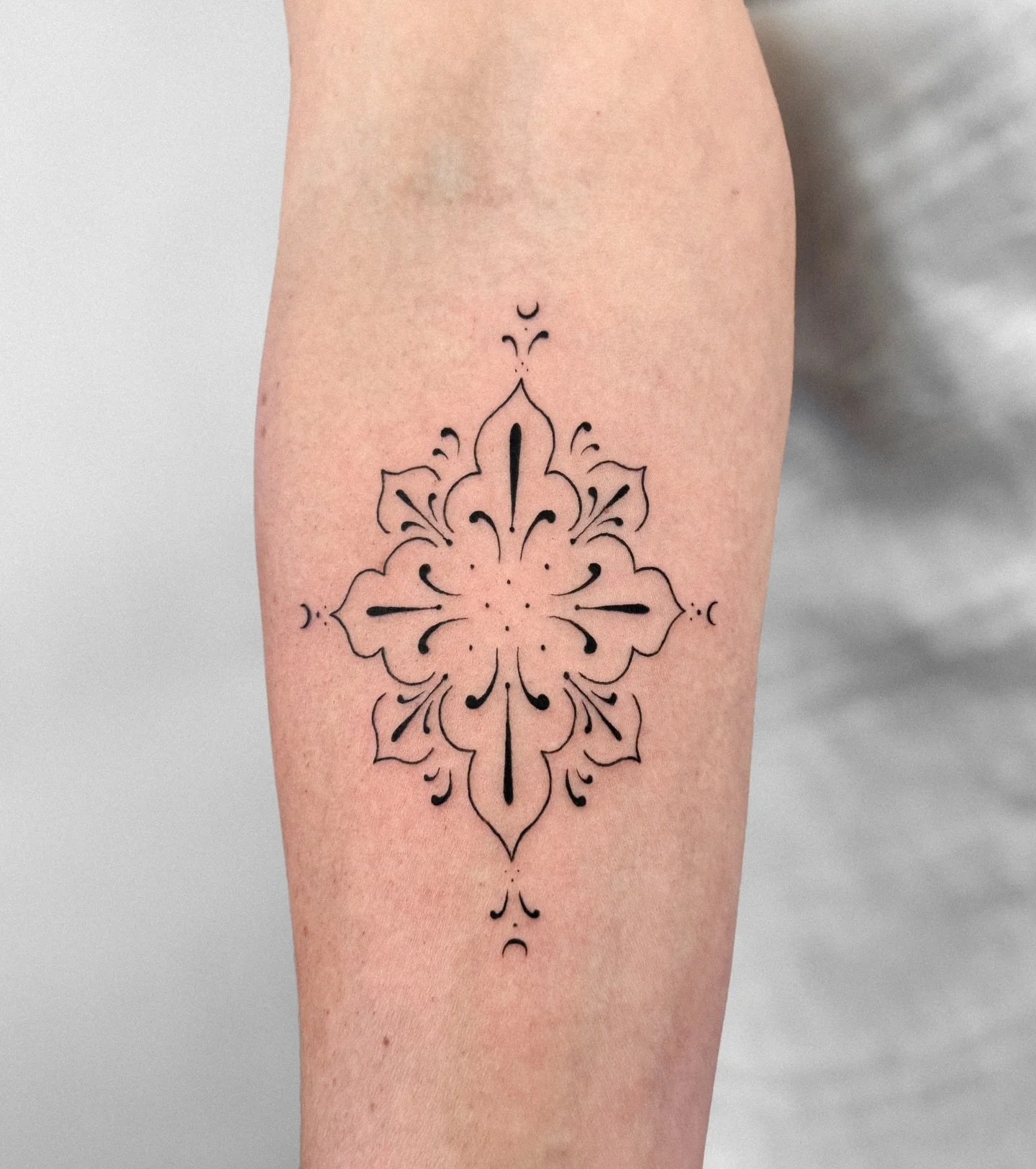 Cute cuter cutest, love me some ornamental tattoos! 💚 Send me a message if you&rsquo;d like something like this 🫶🏼
.
.
.
.
.
.
#ornamentaltattoo #ornamental #cutetattoos #prettytattoos #prettytattoo #femaletattooist #bohotattoo #bohemiantattoo #ha