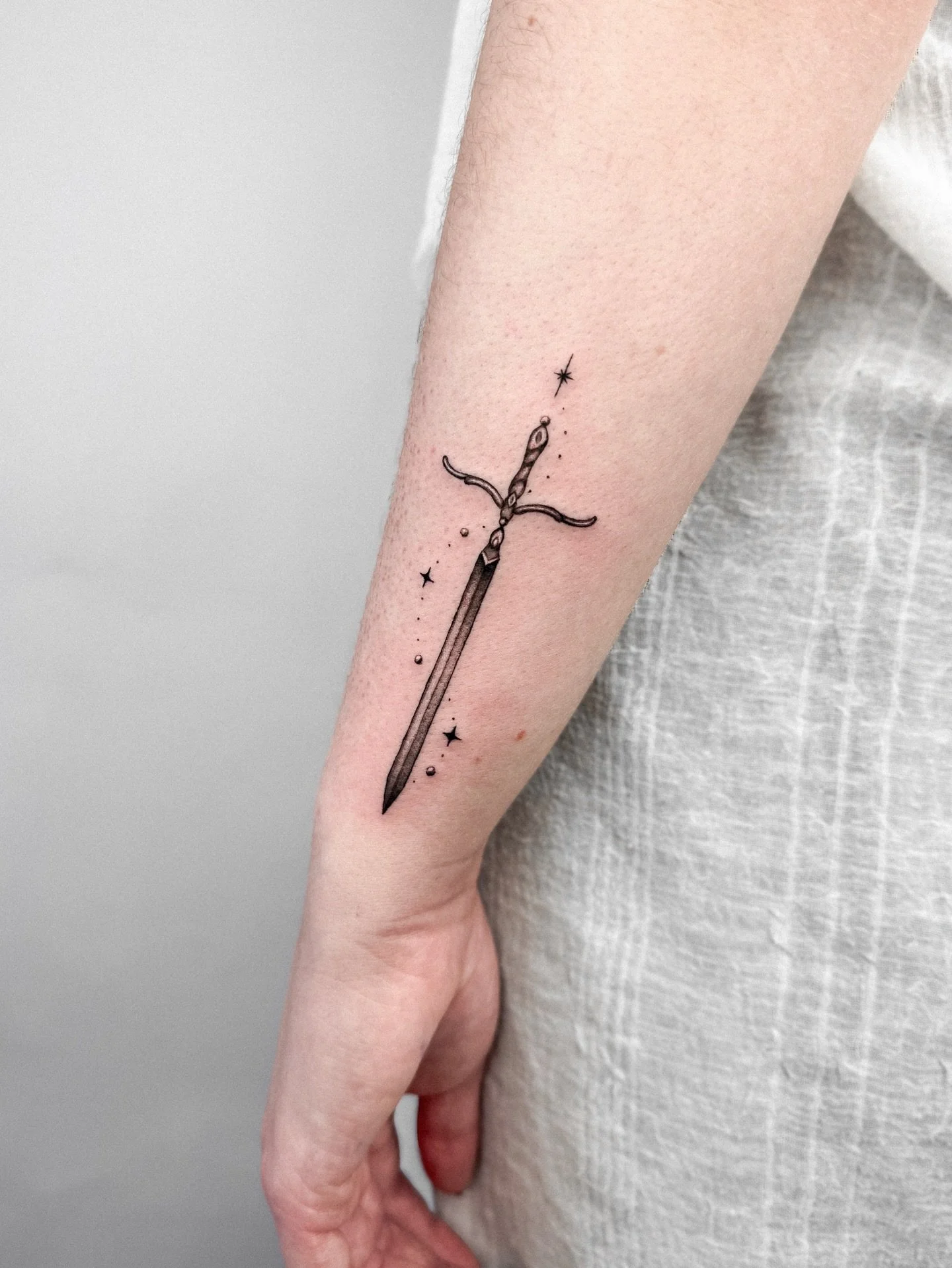 More whimsical swords pls, so much fun ✨🗡️
.
.
.
.
.
#whimsicaltattoo #swordtattoo #cutetattoos #tattoosforgirls #startattoo #magicaltattoo #haarlem #haarlemcity #amsterdamtattoo #amsterdamfoodguide #finelinetattooartist #dutchtattoo