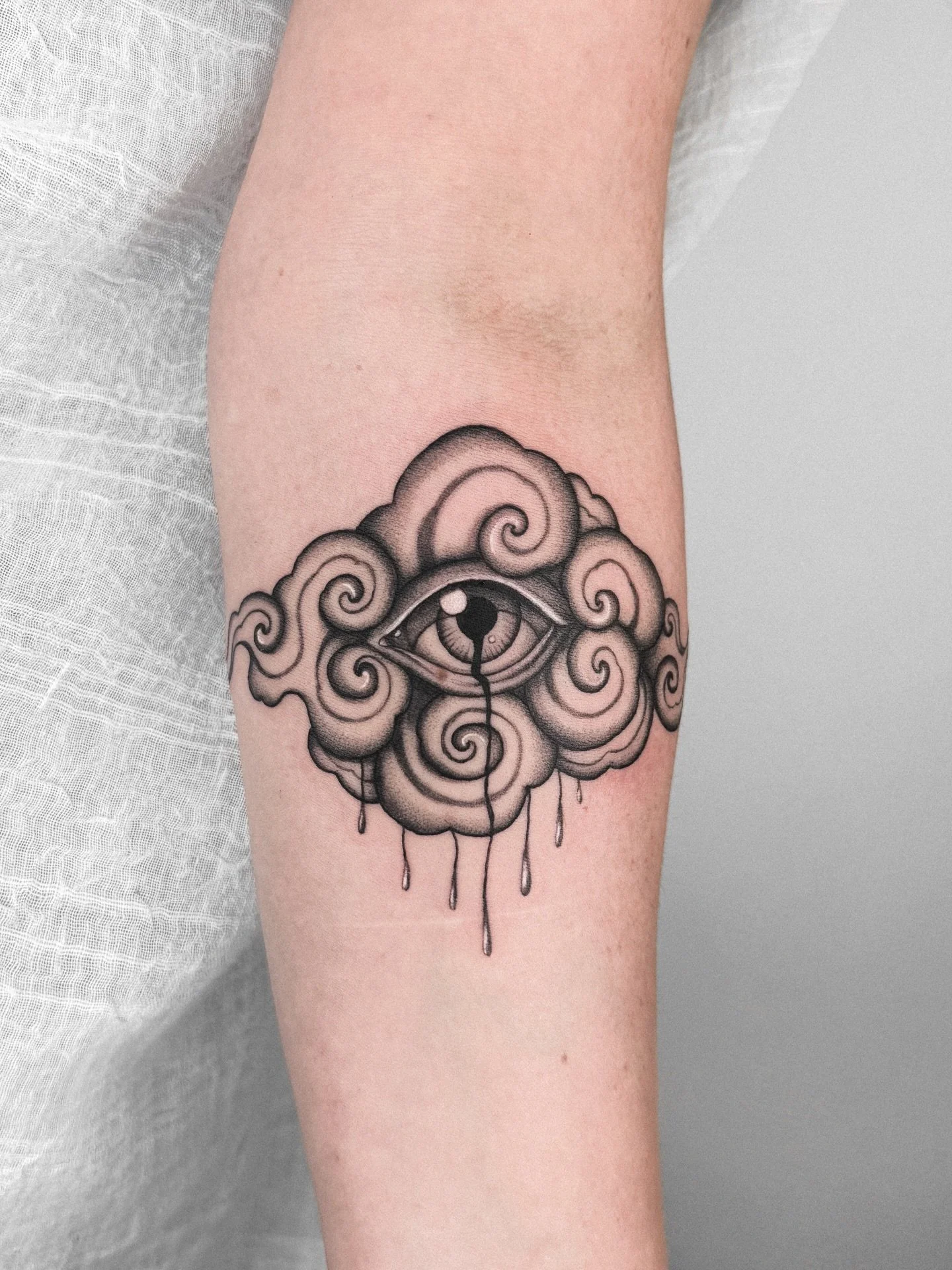 From the give away ❤️❤️❤️
Bookings are open,📍 HAARLEM, NL 🇳🇱
To book send an email to: whiskeyandcreamtattoo@gmail.com or click the link in the bio 
.
.
.
.
#amsterdamtattoo #surrealismtattoo #illustrativetattoos #engravingtattoo #cloudtattoo