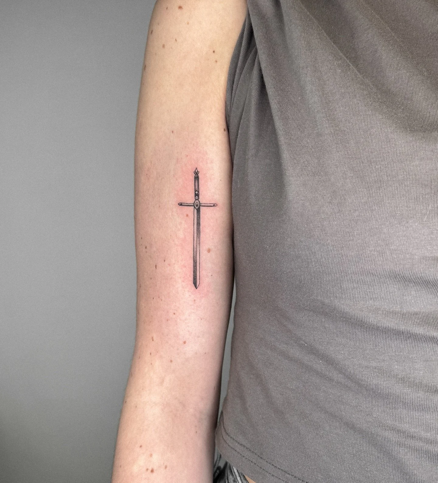 I have more swords like these available, check my highlights ✨
Bookings are open,📍 HAARLEM, NL 🇳🇱
To book send an email to: whiskeyandcreamtattoo@gmail.com or click the link in the bio.
.
.
.
#swordtattoo #amsterdamtattoo #haarlem #whimsicaltattoo