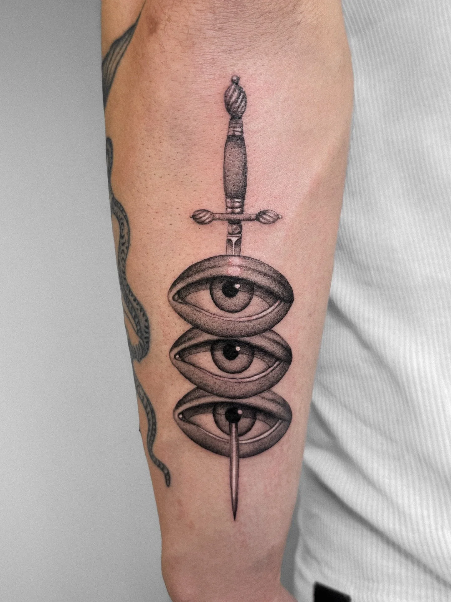 For my friend @the.benjamin.co 🙏🏻
Never get enough of these if you want something like this send an email to: whiskeyandcreamtattoo@gmail.com or click the link in the bio ✨💚
.
.
.
#amsterdamtattoo #surrealismtattoo #illustrativetattoos #dutchtatto