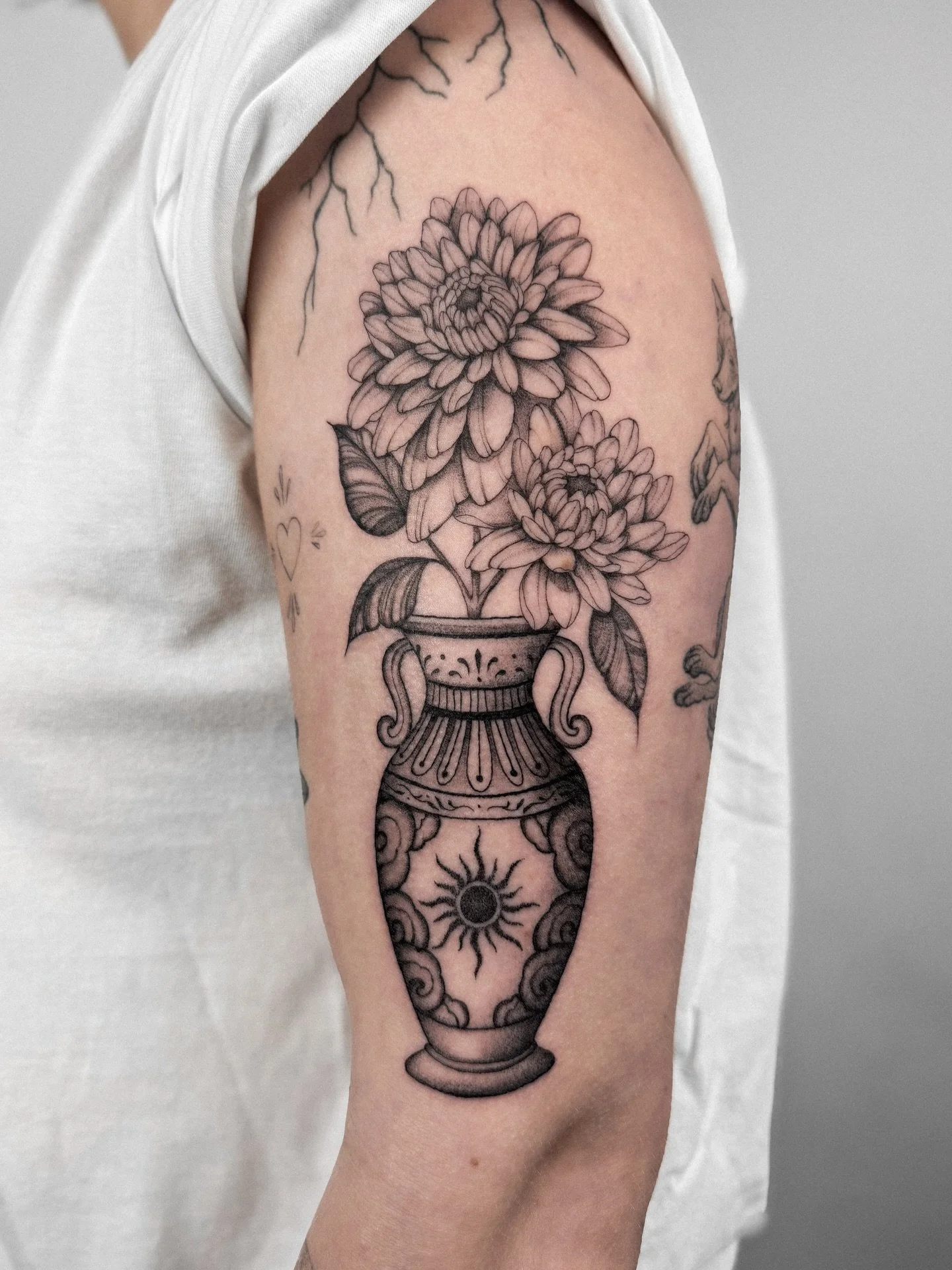 Vase with her favorite flowers 🌺 Thanks for coming back 💚 Love to do more vases, your idea or mine 🫶🏼
Bookings are open,📍 HAARLEM, NL 🇳🇱
To book send an email to: whiskeyandcreamtattoo@gmail.com or click the link in the bio 
.
.
.
.
#floraltat