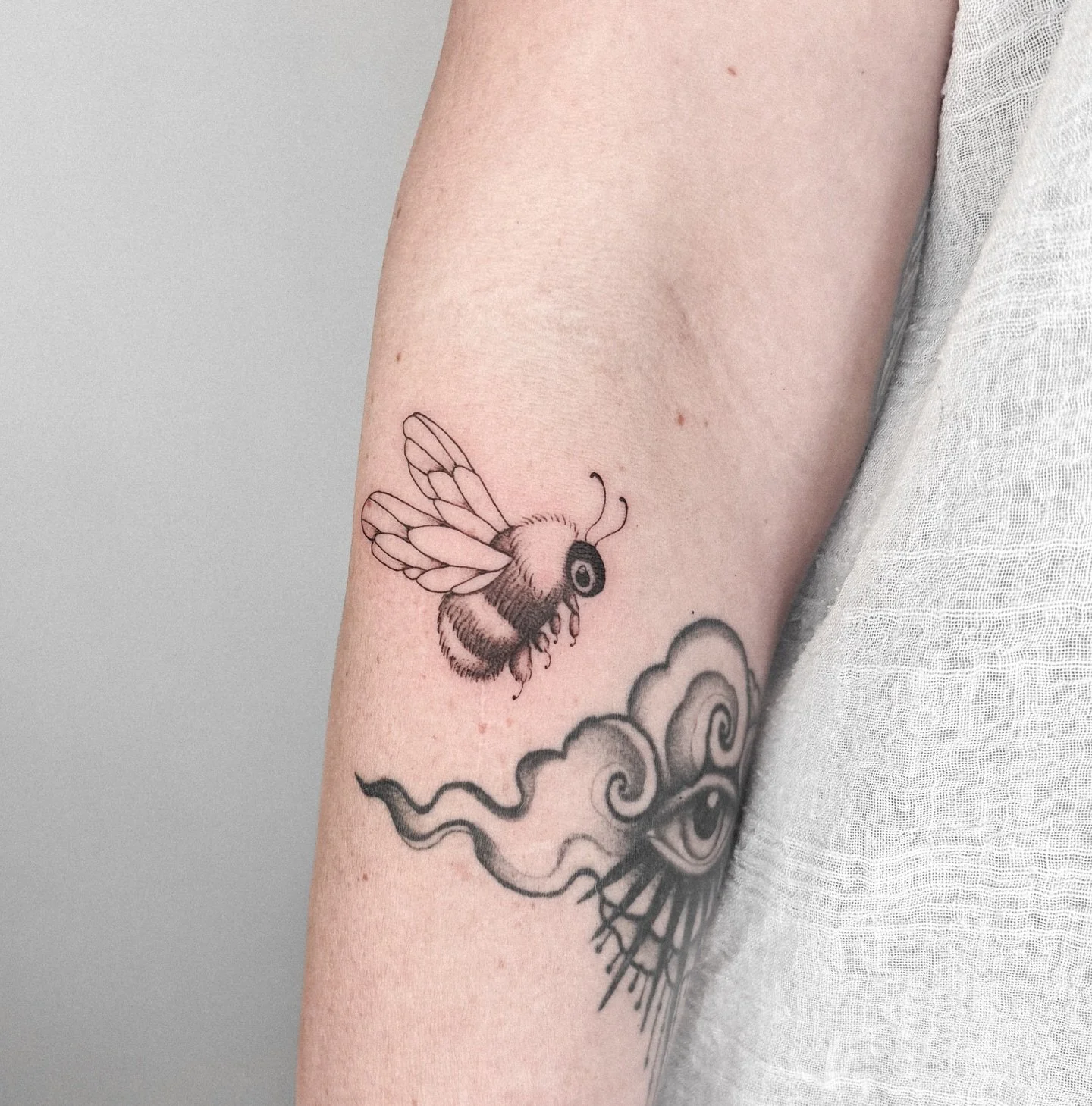 From the spring flash, thanks Heather 💚 Still have time this month to do some spring designs for a sweet price 🌸💚 Cloud/eye tattoo healed.
.
Bookings are open,📍 HAARLEM, NL 🇳🇱
To book send an email to: whiskeyandcreamtattoo@gmail.com or click t