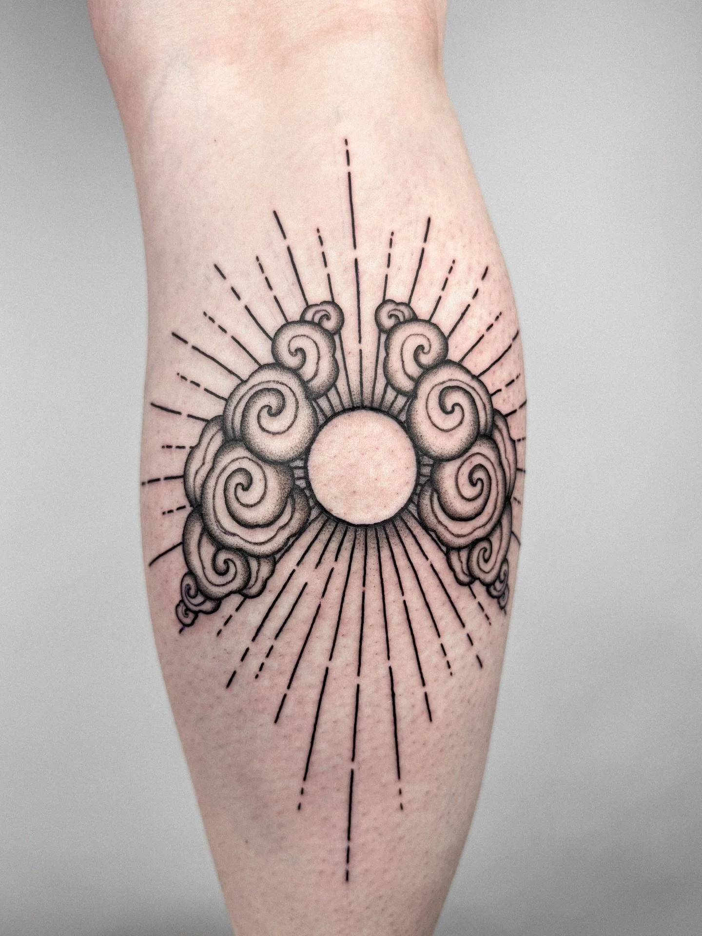 ☁️ 🌞 ☁️ 
Bookings are open,📍 HAARLEM, NL 🇳🇱
To book send an email to: whiskeyandcreamtattoo@gmail.com or click the link in the bio.
.
.
.
.
.
#amsterdamtattoo #surrealismtattoo #cloudtattoo #haarlem #illustrativetattoos
