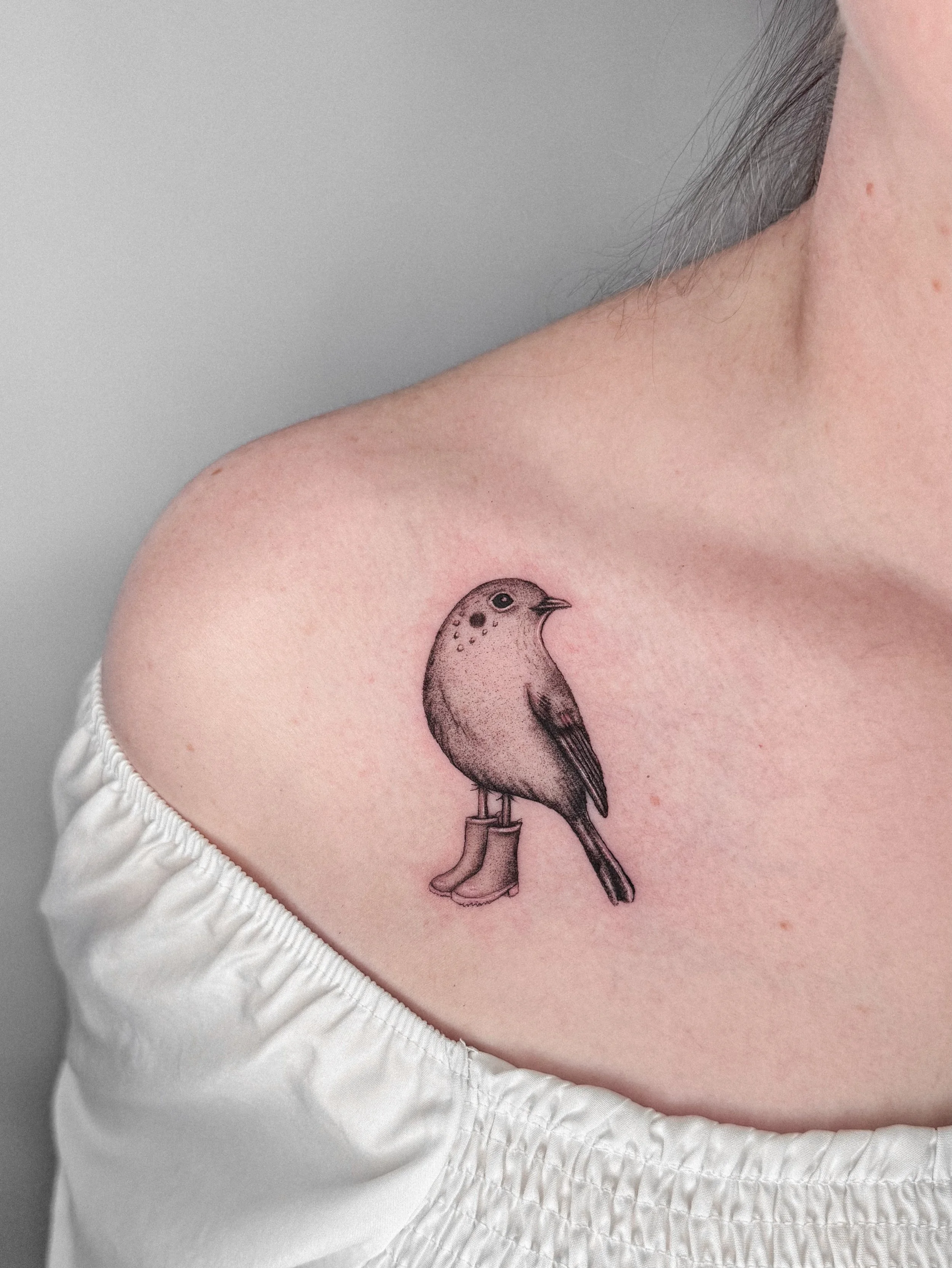 The cutest little bird 💚
To book click link in bio 🫶🏼
.
.
.
.
.
#amsterdamtattoo #haarlem #birdtattoos #floraltattoos #surrealismtattoo