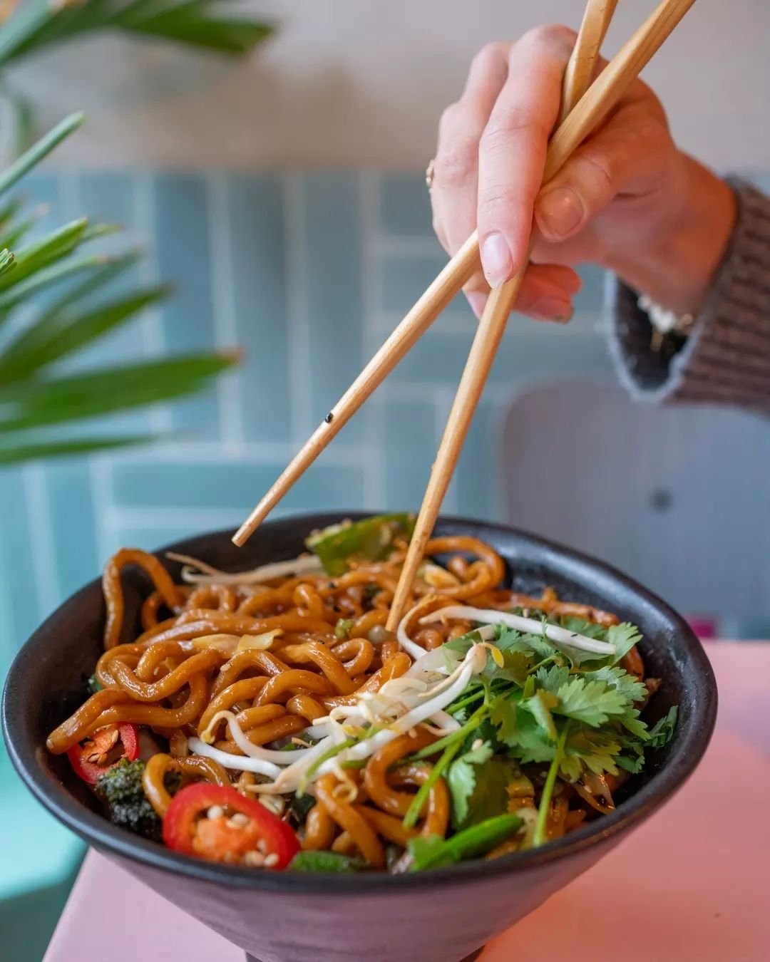 Get your lunch game on at Veganees! Choose the flavourful Shanghai fry noodles and take your taste buds on a wild ride. Lunchtime just got a whole lot more exciting! 🍜😋