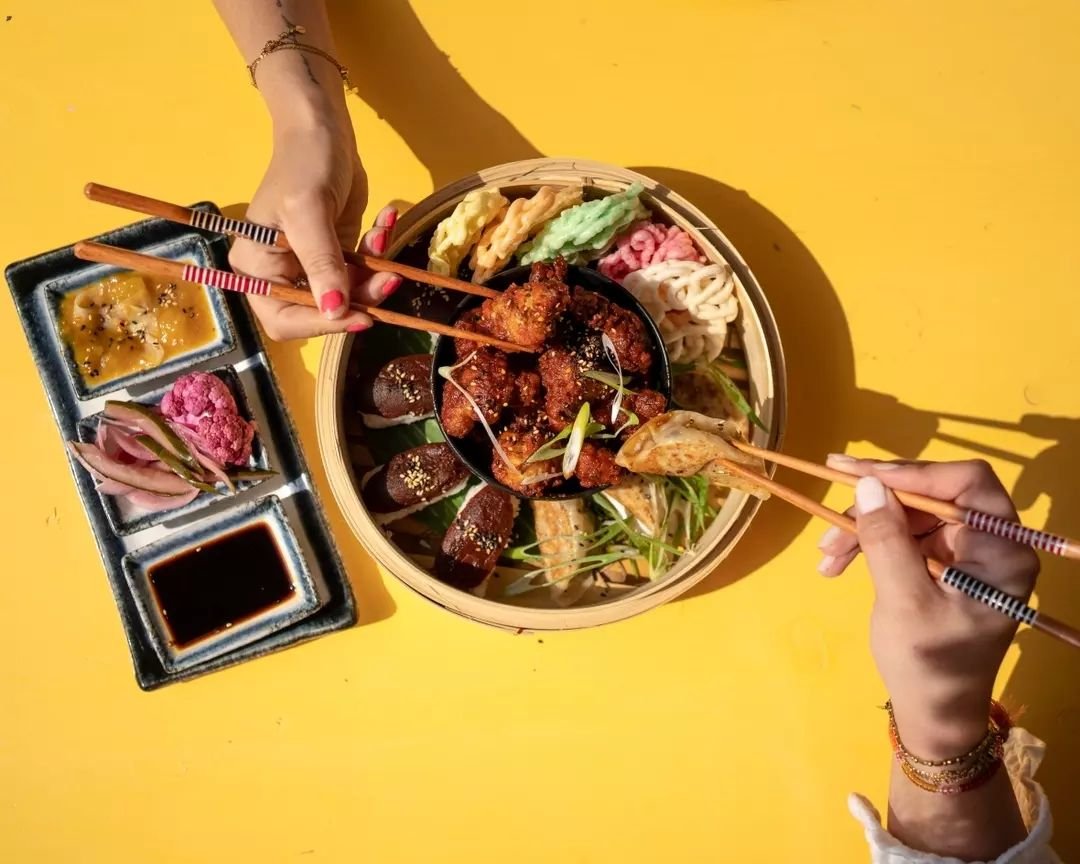 Can't decide what to pick? No worries! Choose our streetfood basket and get all our favourites in one go! Perfect for sharing. Enjoy a mix of gua bao, Korean fried cauliflower, gyoza, wonton, and krupuk palembang.&nbsp;🥟🌮🍲
