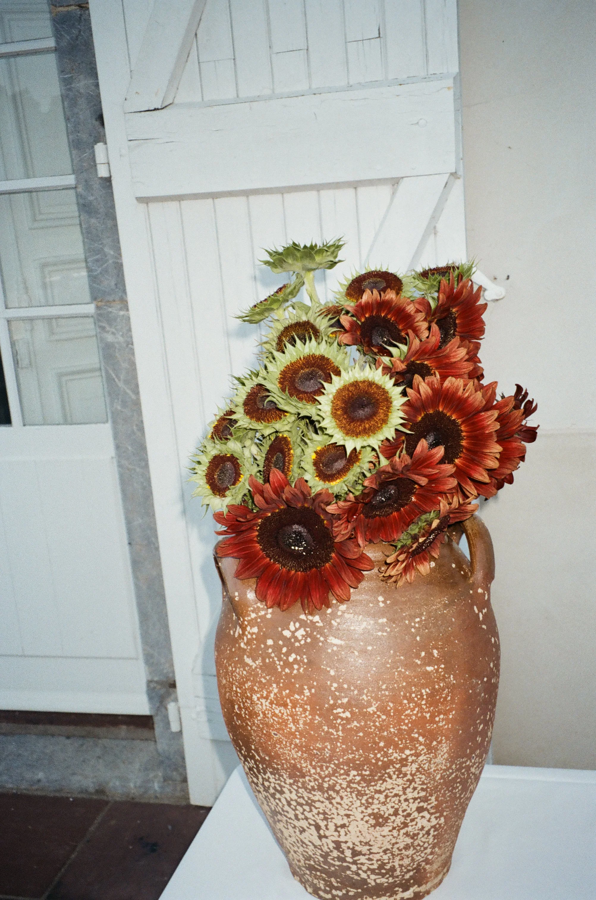 Vaisselle en grès naturelle tournesols verres oranges mariage décoration table france pays basque bordeaux banquet extérieur