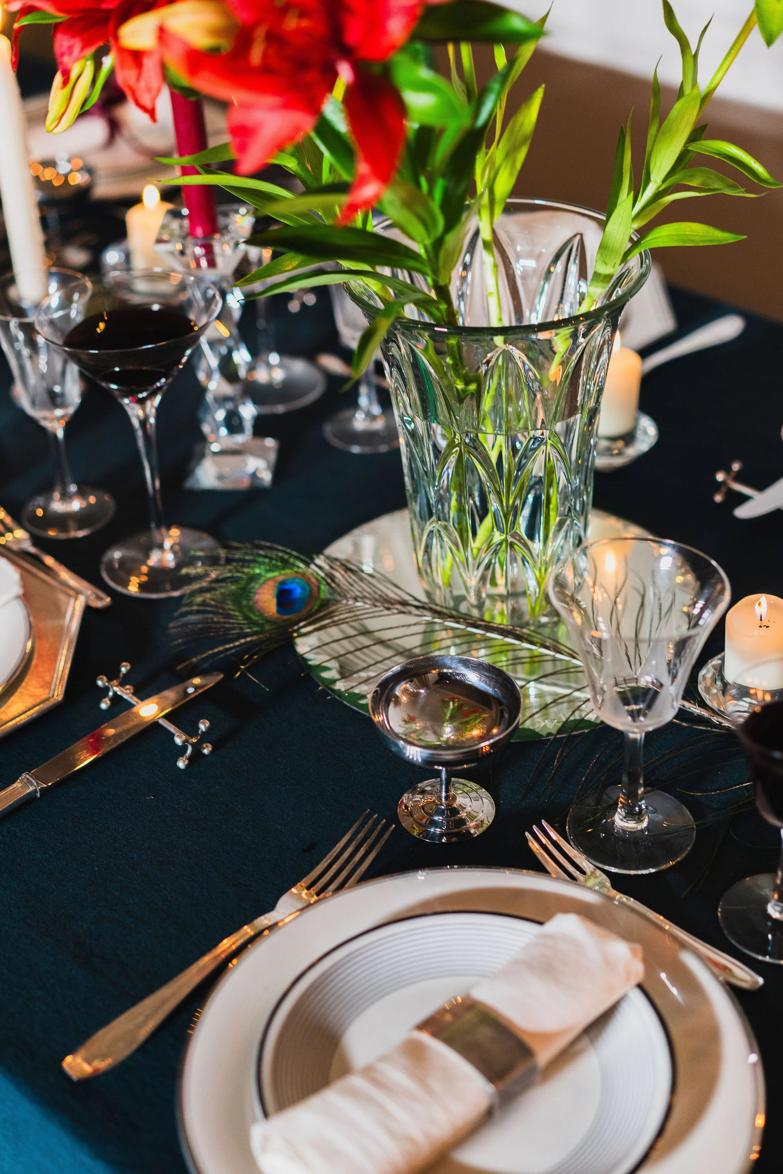 Nappe bleue canard, coupelles argent, verres cristal, porte serviettes, inspiration décoration de table art déco