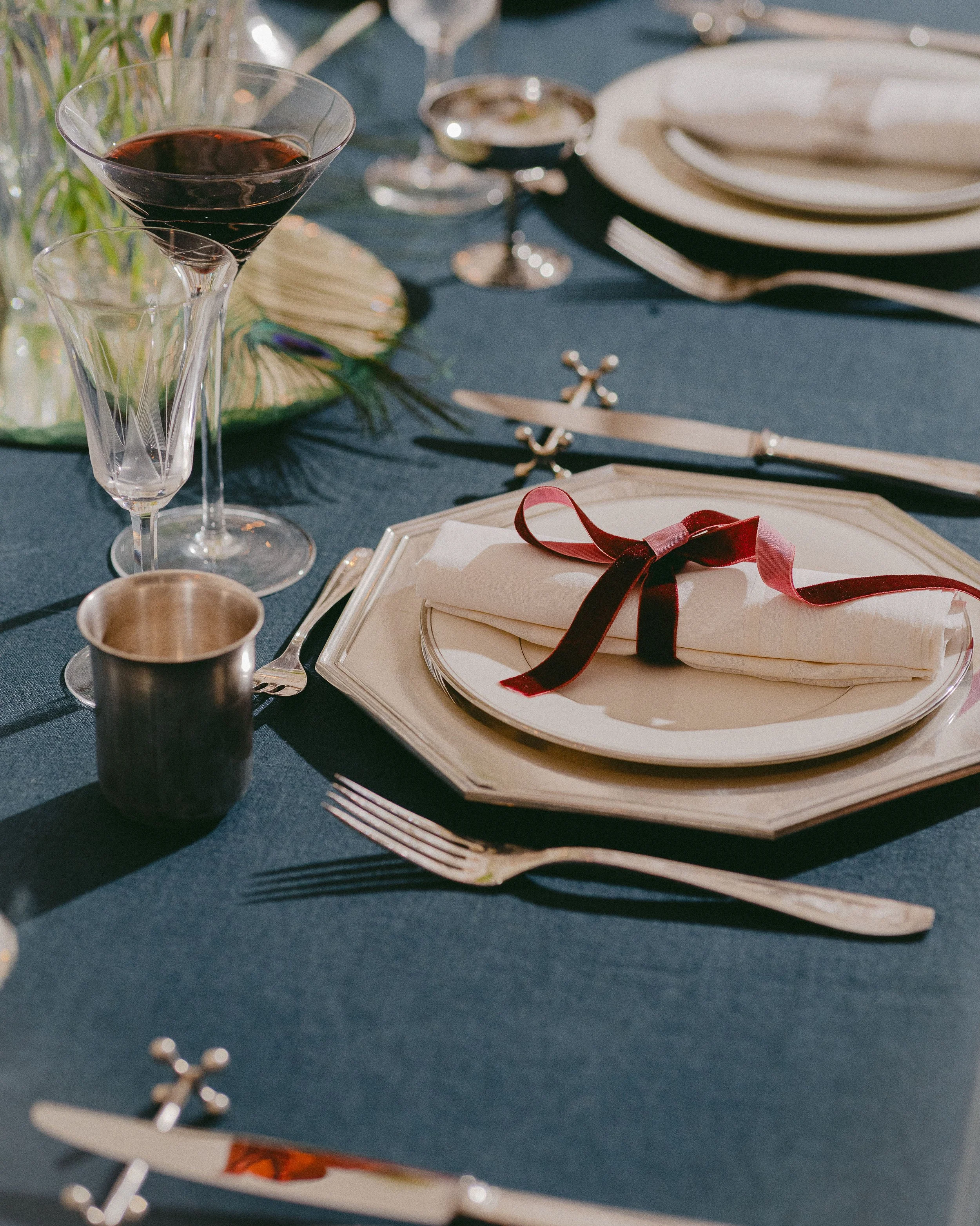 Assiette en porcelaine, assiette en inox, verre à vin, décoration noeud serviette