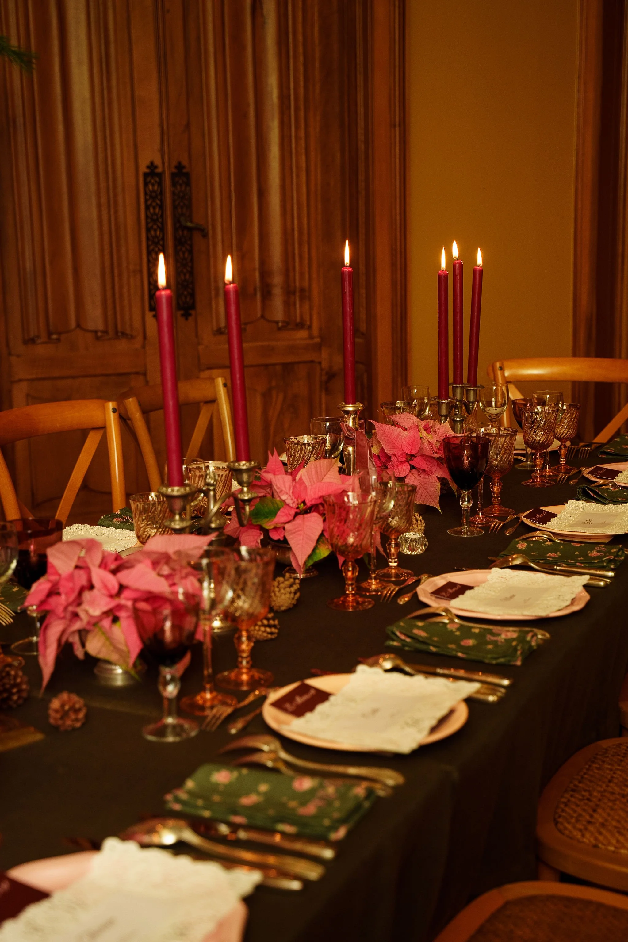 Table de fête, nappe verte, fleurs roses, bougies chandelles, boiseries