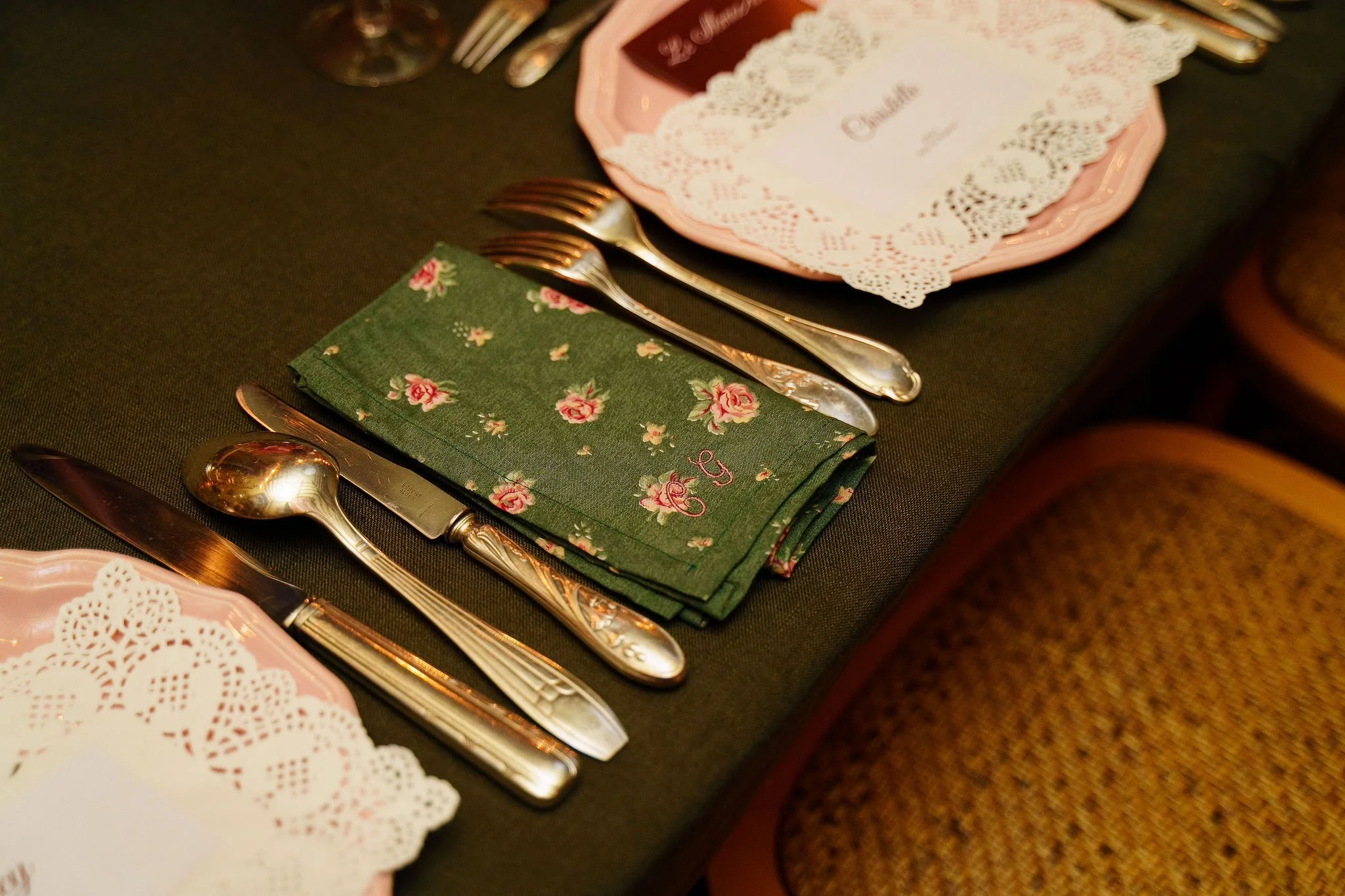 Nappe verte et serviette brodée personnalisée, couverts en argent vintage
