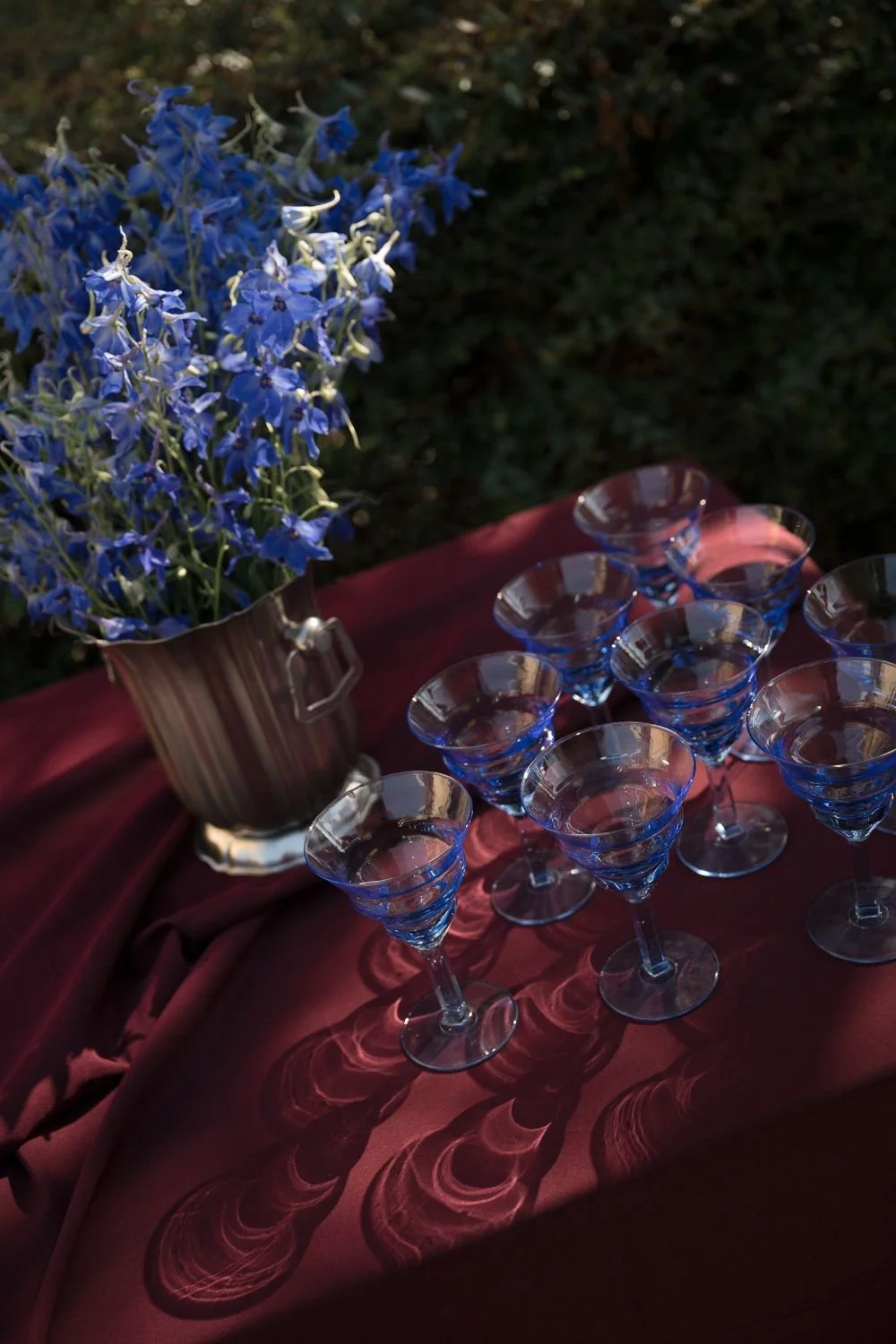 Wedding design bordeaux pays basque france flowers ceremony dinner vintage tableware purple blue